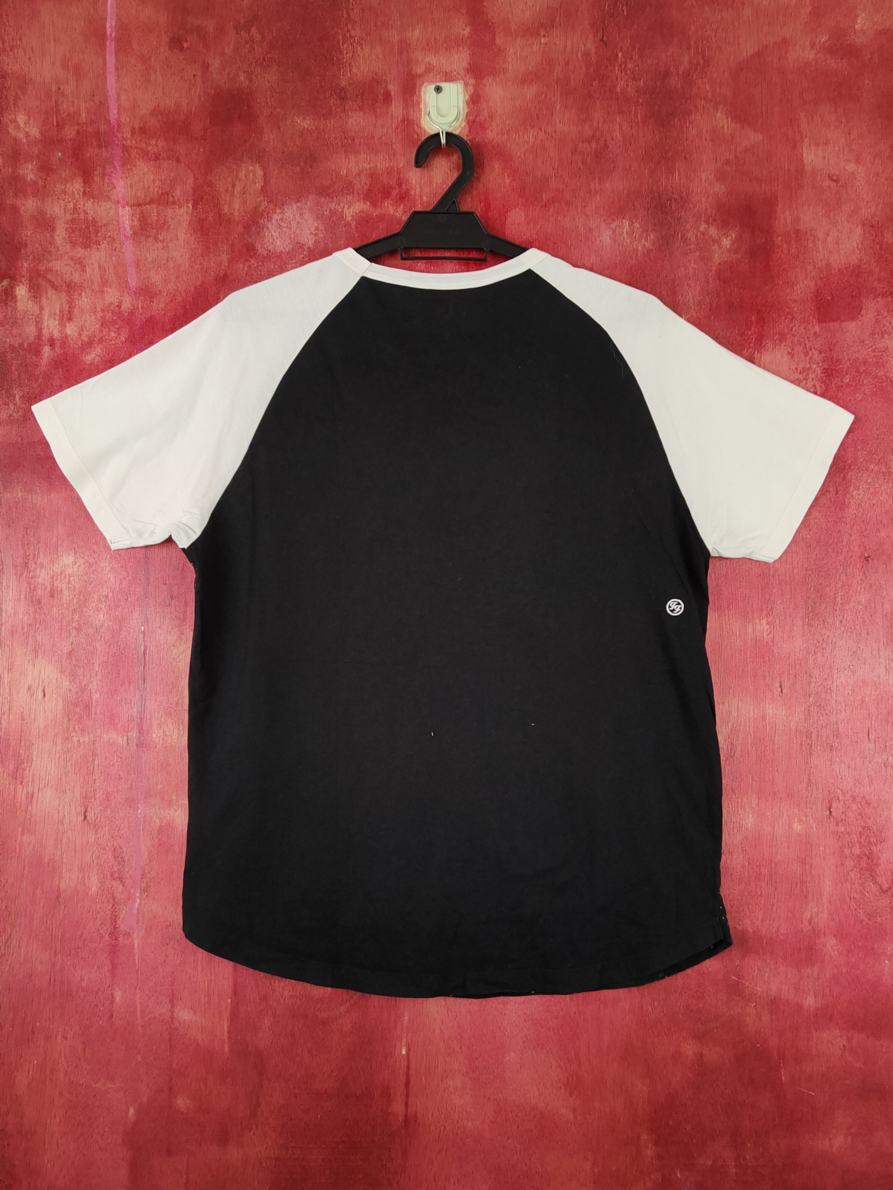 Band Tees Uniqlo X Foo Fighter Sleeve T-shirts #S2302 Size US M / EU 48-50 / 2 - 8 Thumbnail