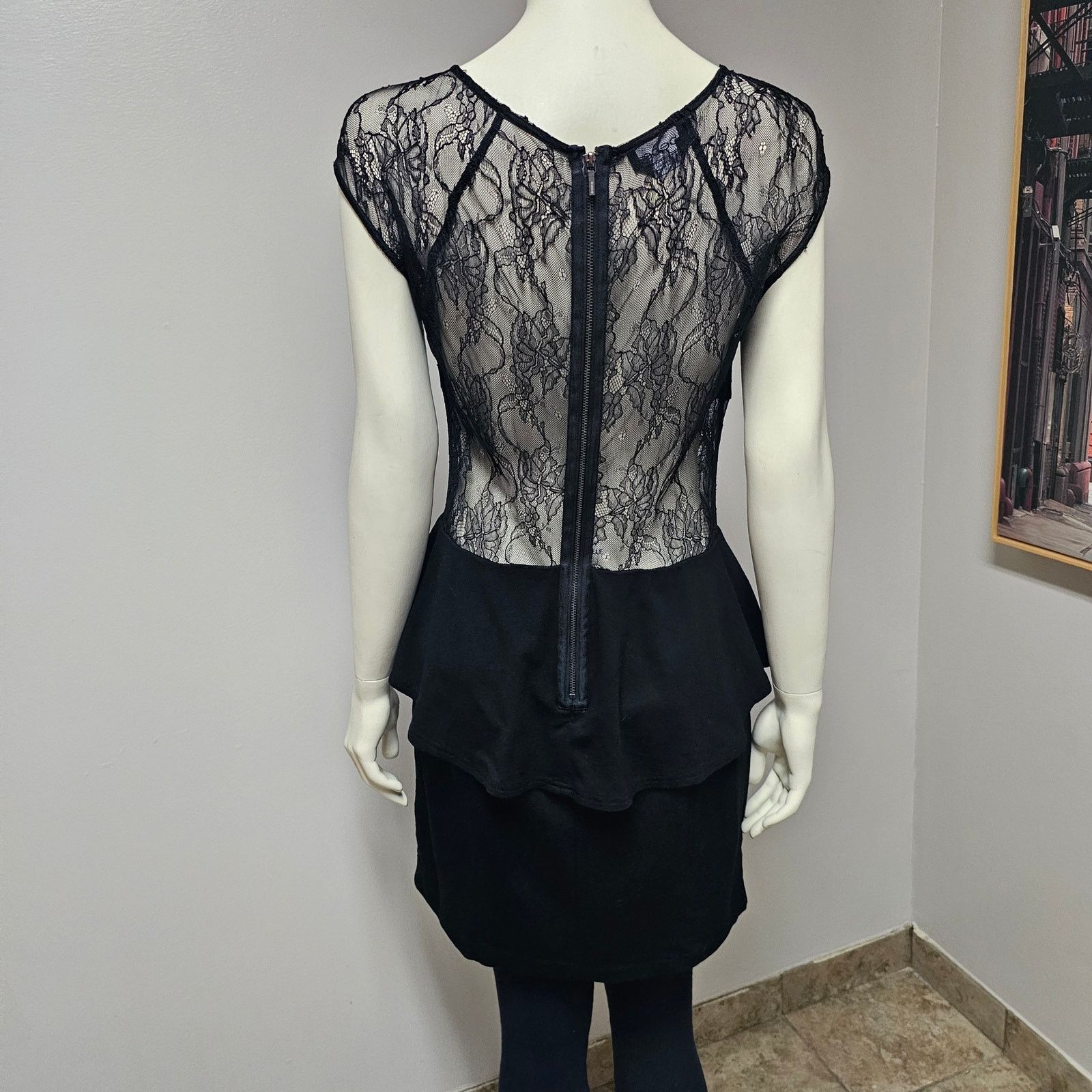 Bebe Bebe Lace Peplum Cap Sleeve Dress Bodycon Size Large Size L / US 10 / IT 46 - 2 Thumbnail