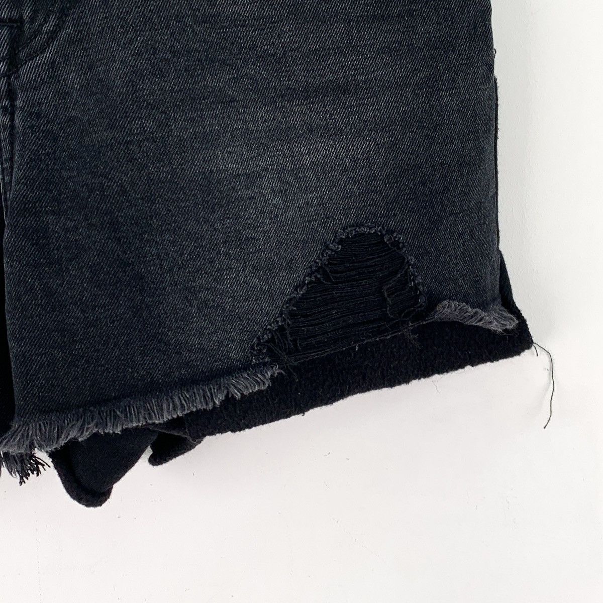 Alexander Wang Alexander Wang Black Washed Raw Hem Denim Shorts K26WX Size 26" / US 2 / IT 38 - 4 Thumbnail