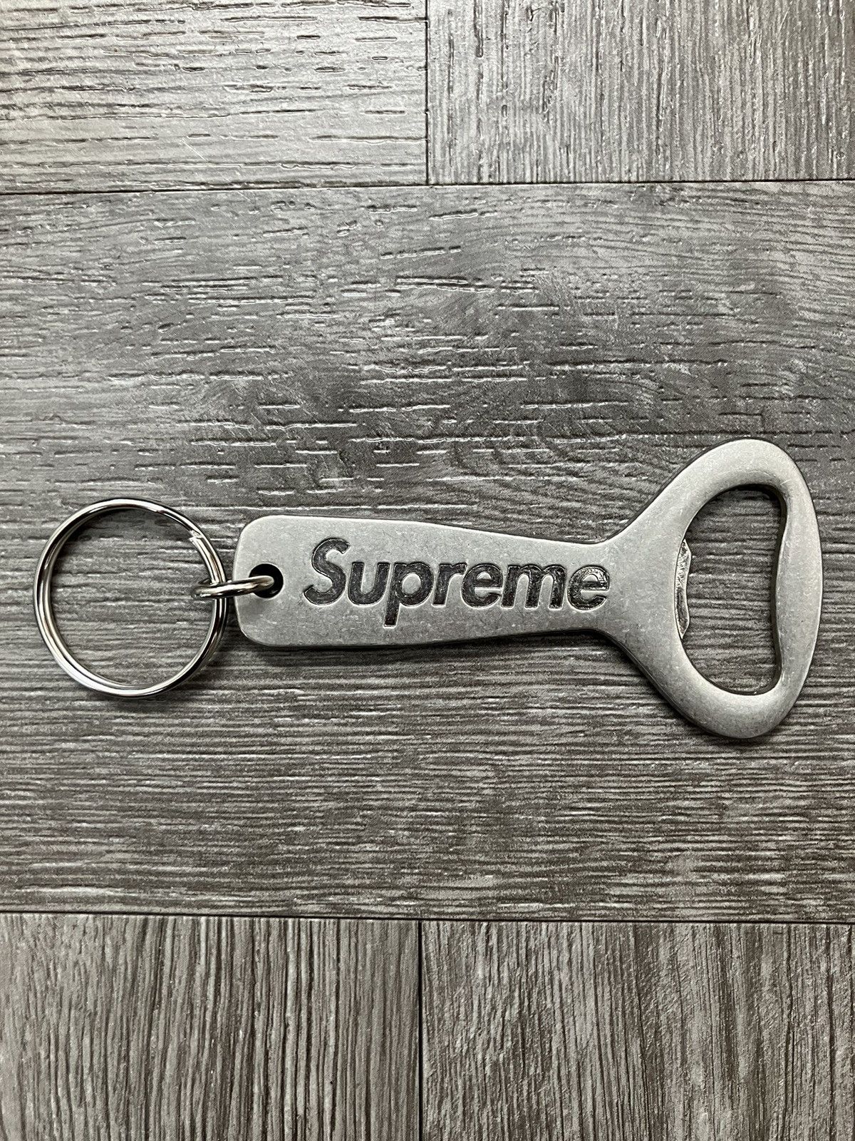 24aw 尊 Supreme Bottle Opener Keychain