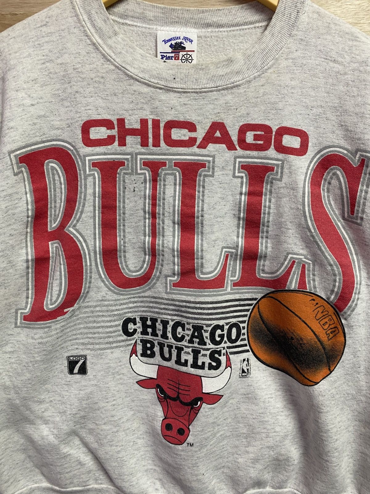 MLB vintage grey Starter Chicago Bulls crewneck sweatshirt. Size US XL / EU 56 / 4 - 2 Thumbnail