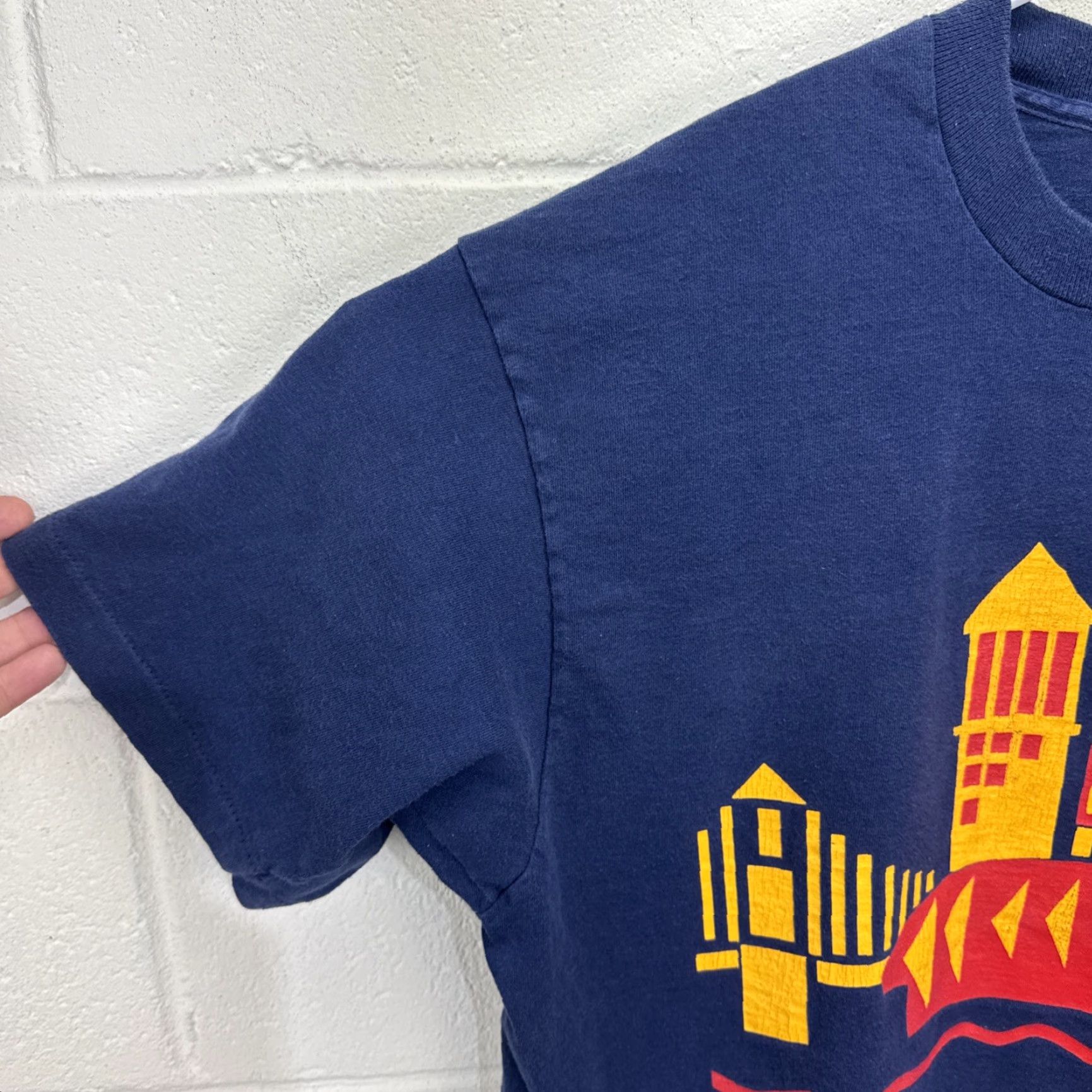 Fruit Of The Loom VINTAGE Fruit of the Loom Cityscape T-Shirt Blue XL Graphic Print Twin Towers 90s Mens Size US XL / EU 56 / 4 - 7 Thumbnail