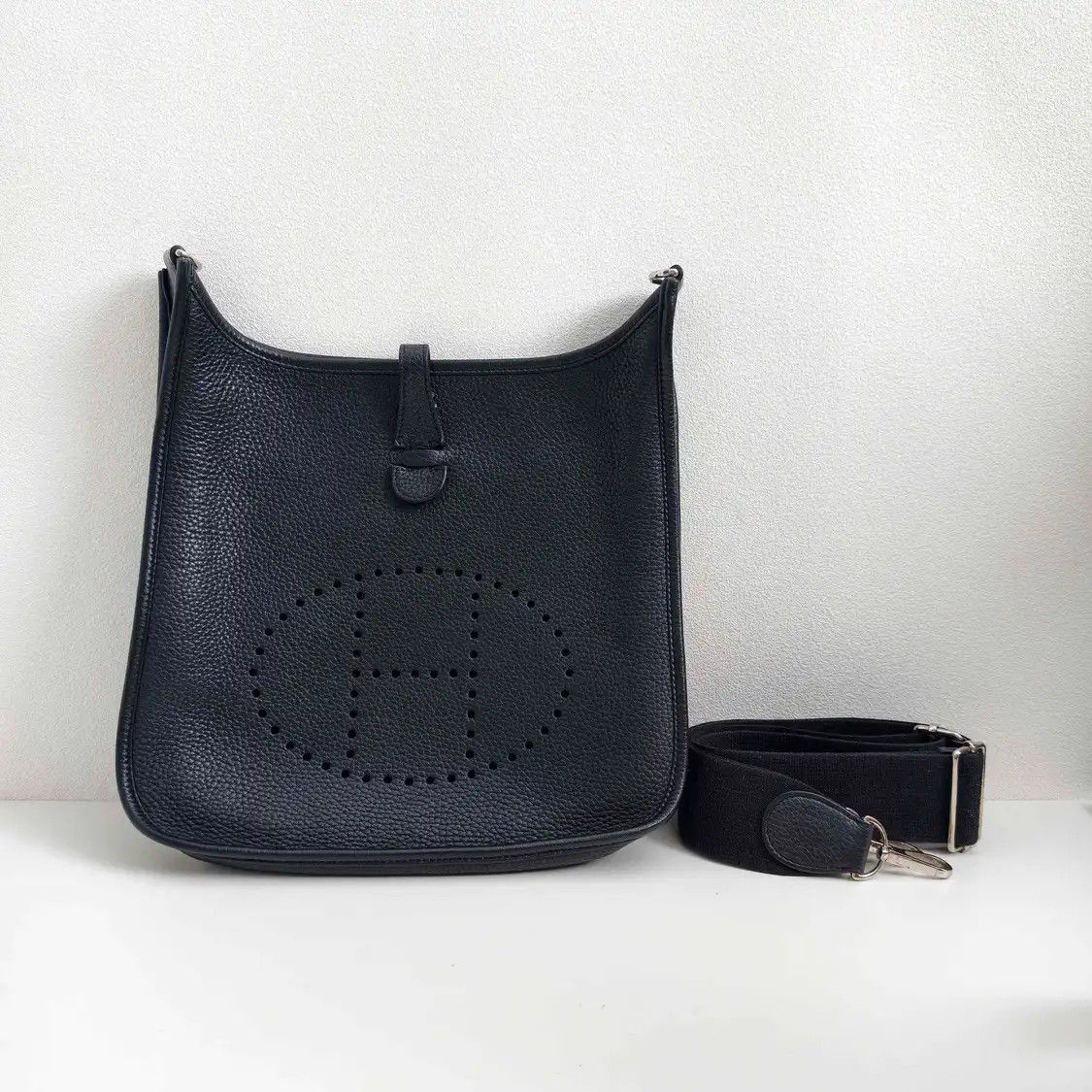 Hermes Hermes Evelyne PM black Clemence cowhide leather cutout Evelyne crossbody bag si Size ONE SIZE - 1 Thumbnail
