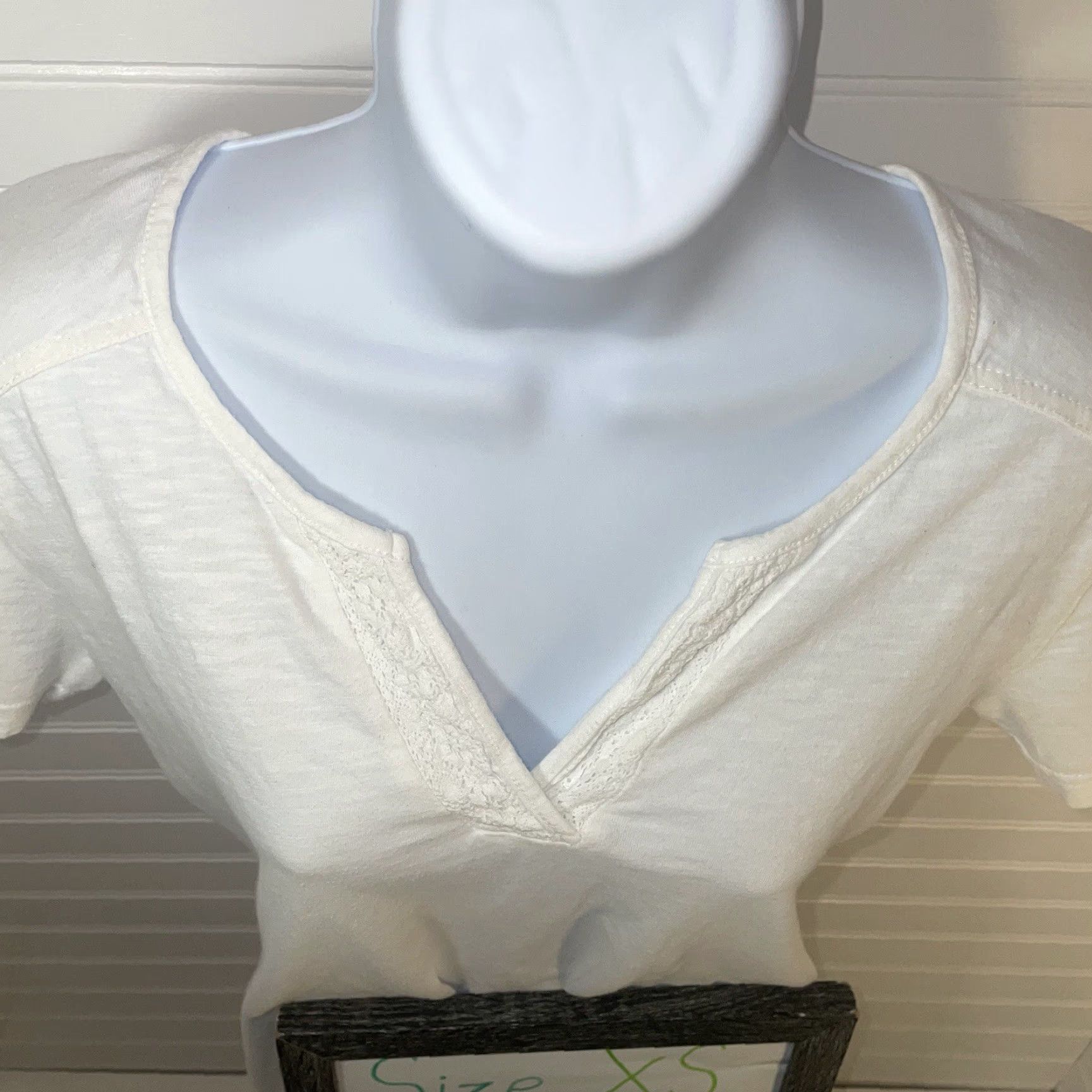 Eddie Bauer Eddie Bauer Blouse Shirt Women XS White Short Sleeve Lace V Neck Solid Pattern Regular Fit Size XS / US 0-2 / IT 36-38 - 6 Thumbnail