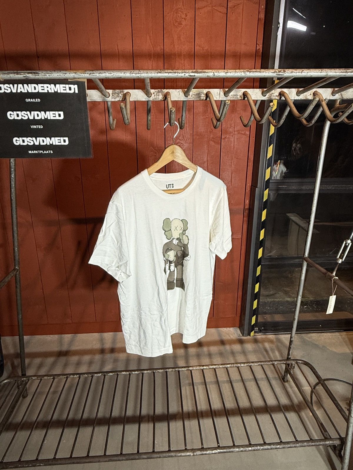 Kaws × Uniqlo Uniqlo x Kaws t-shirt Size US L / EU 52-54 / 3 - 1 Thumbnail