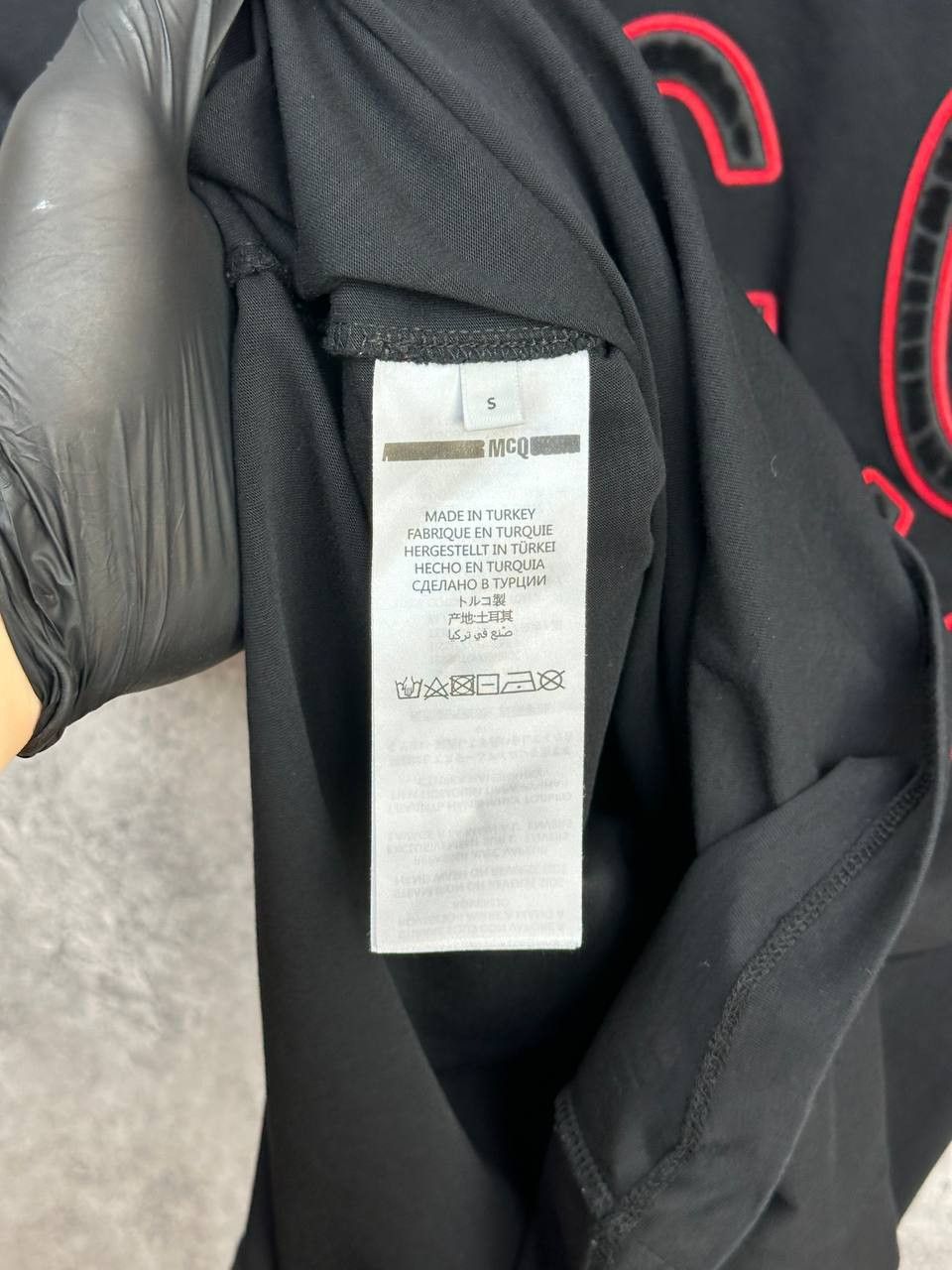 Alexander McQueen McQ Alexander McQueen Velvet Logo T-Shirt Black Red Crew SS Size US S / EU 44-46 / 1 - 12 Thumbnail