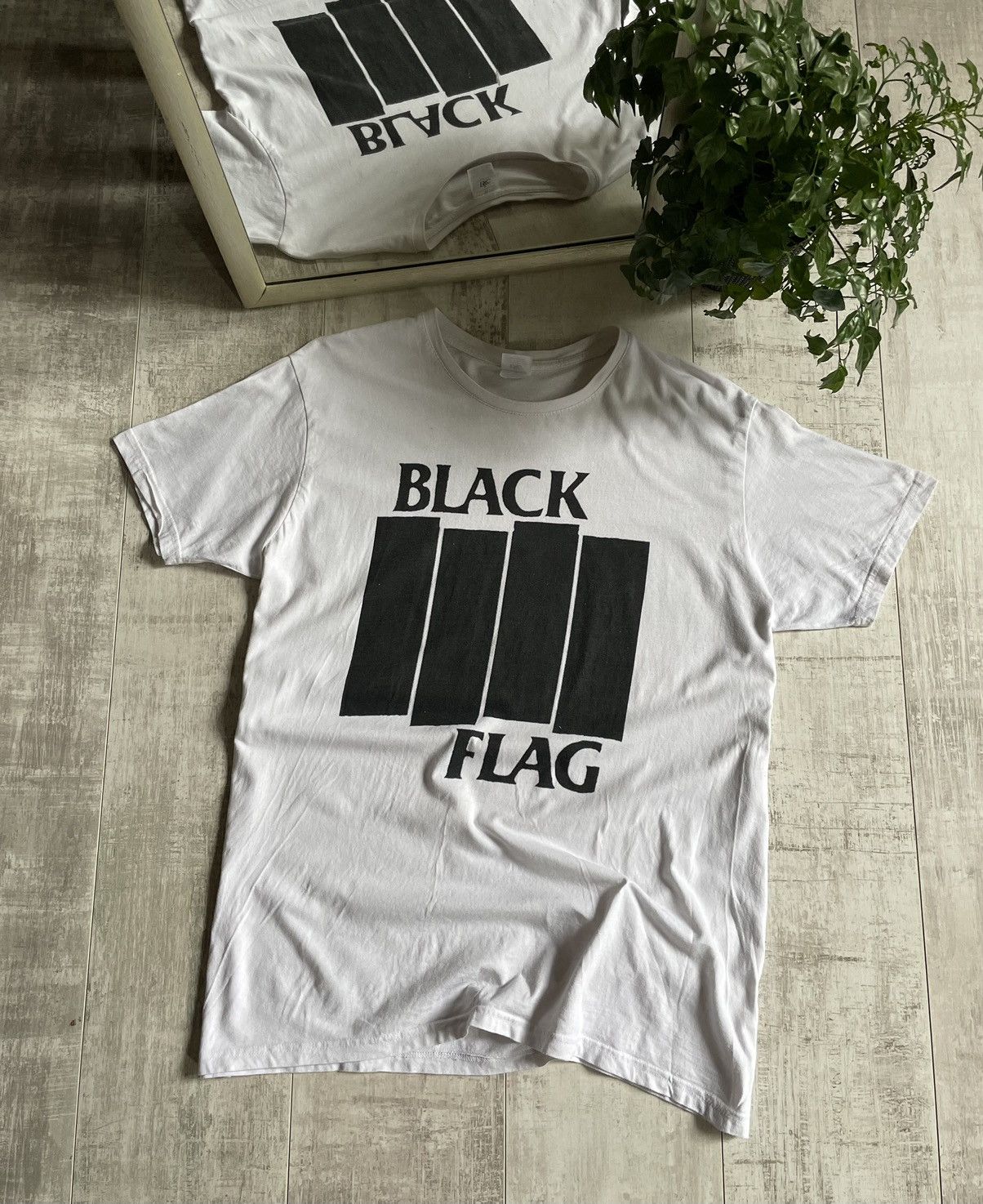 Band Tees × Black Flag × Vintage Vintage Black Flag T-Shirt Band Big Logo RARE Size US XL / EU 56 / 4 - 1 Thumbnail