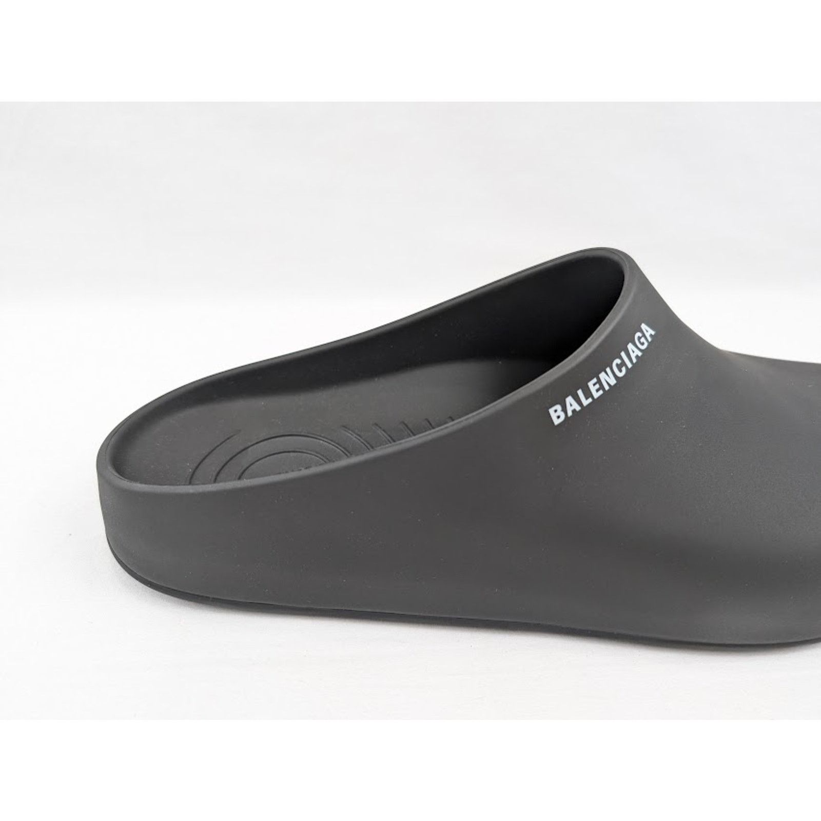 o1rshd1 Q:4 / Pool Closed Logo Slides in Black/White