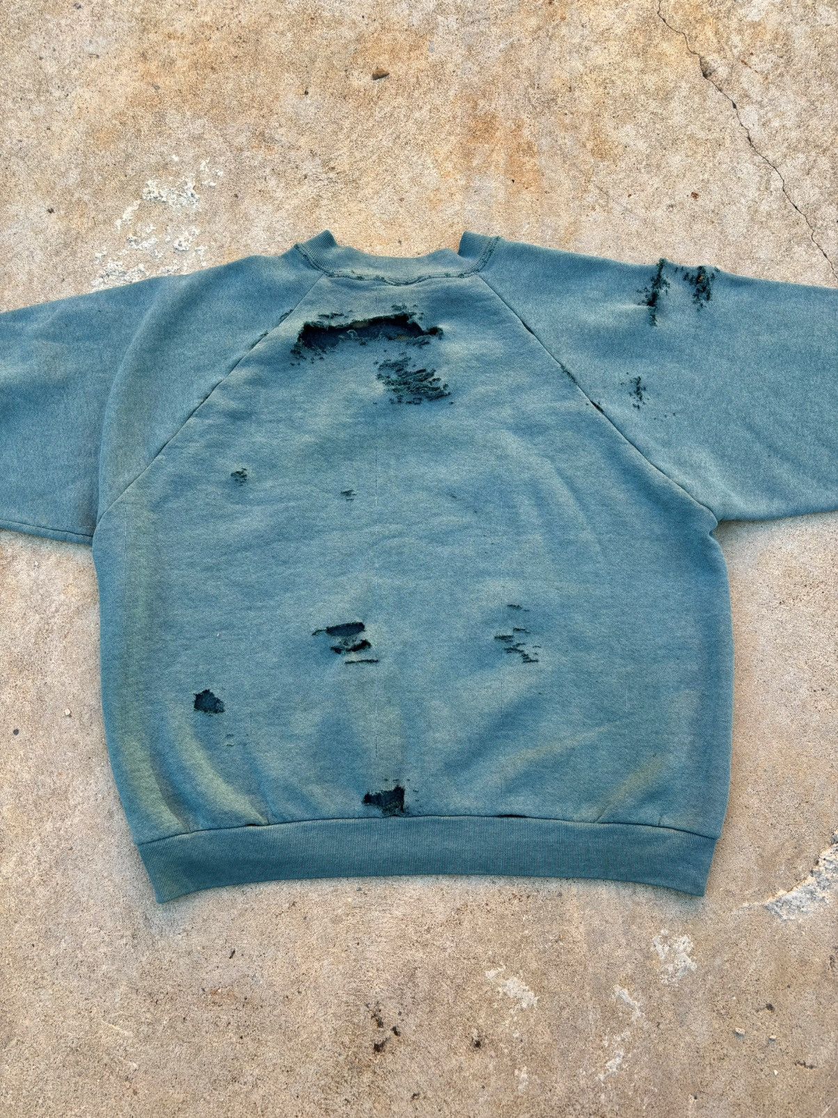 Vintage Thrashed Fruit Of The Loom Sweatshirt Size US L / EU 52-54 / 3 - 16 Thumbnail