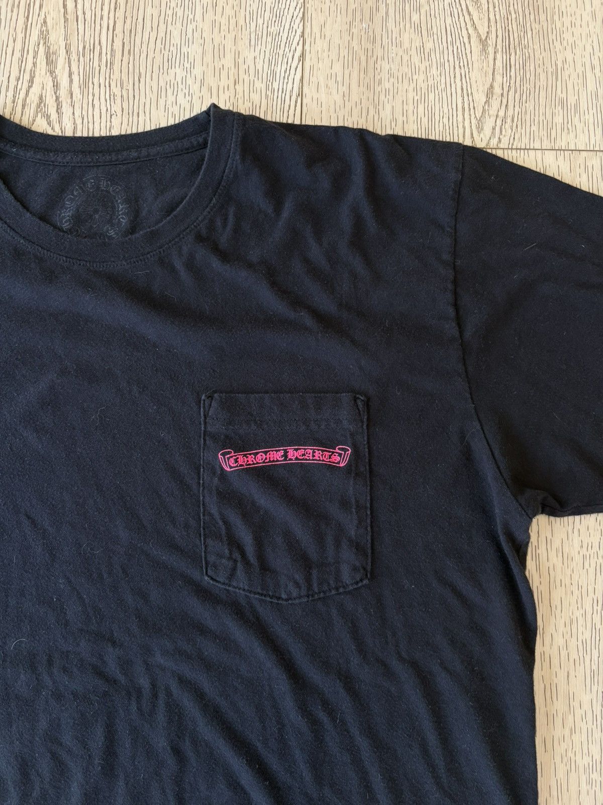 Chrome Hearts Chrome Hearts Pink Neon Hollywood Scroll Pocket Tee Size US XL / EU 56 / 4 - 3 Thumbnail