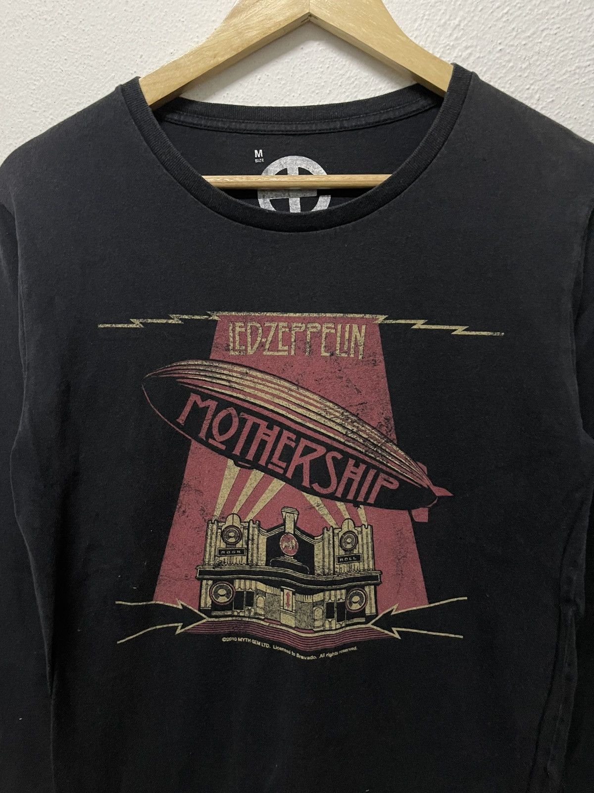 Band Tees 2010 LED ZEPPELIN MOTHERSHIP LONG SLEEVE TSHIRT Size US M / EU 48-50 / 2 - 5 Thumbnail