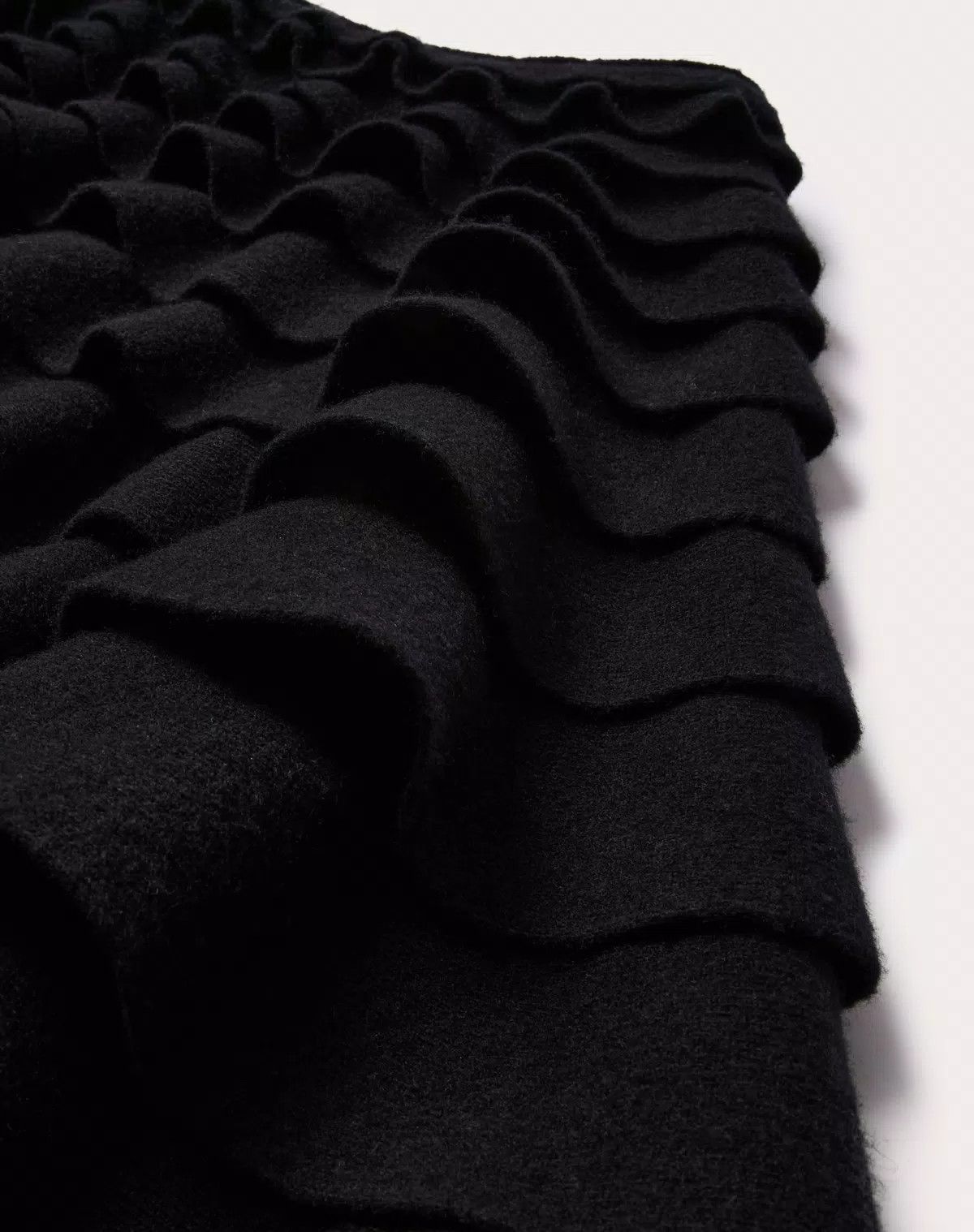 Valentino o1s1wg110426 Viscose and Wool Knit Midi Skirt in Nero Size 30" / US 8 / IT 44 - 4 Thumbnail