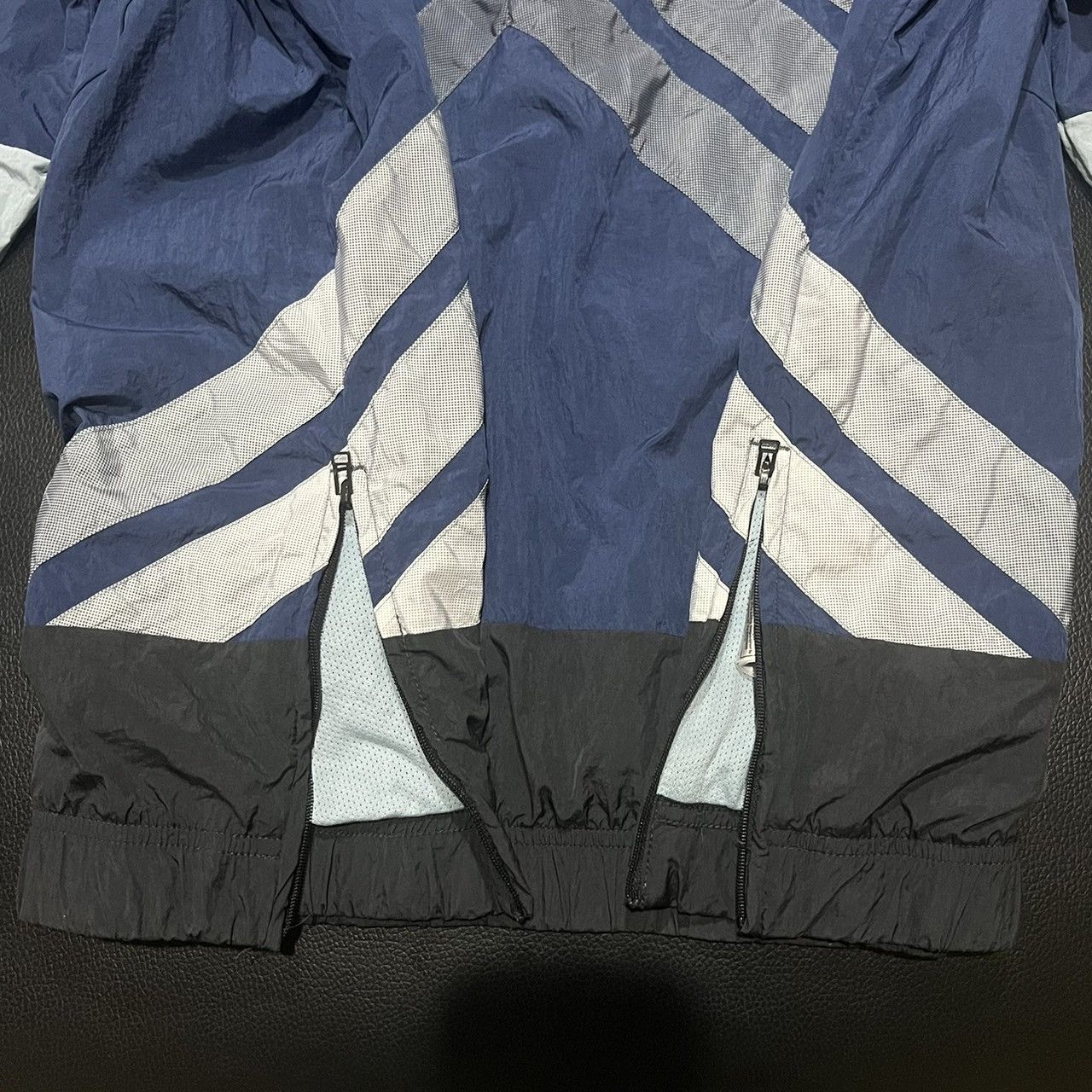Adidas Adidas Originals V Stripes Windbreaker Size US XL / EU 56 / 4 - 11 Thumbnail