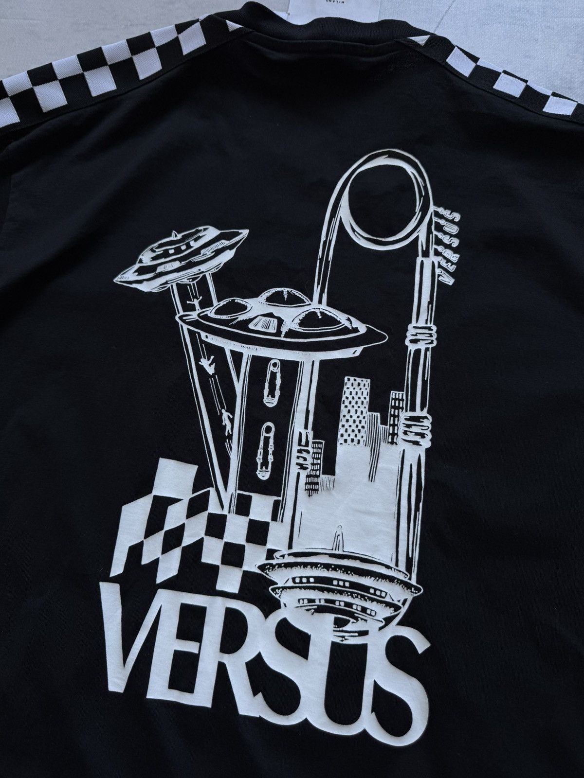 Versace × Vintage 🎬Rare Versace Versus tee bit logo Alien city Size US S / EU 44-46 / 1 - 8 Thumbnail