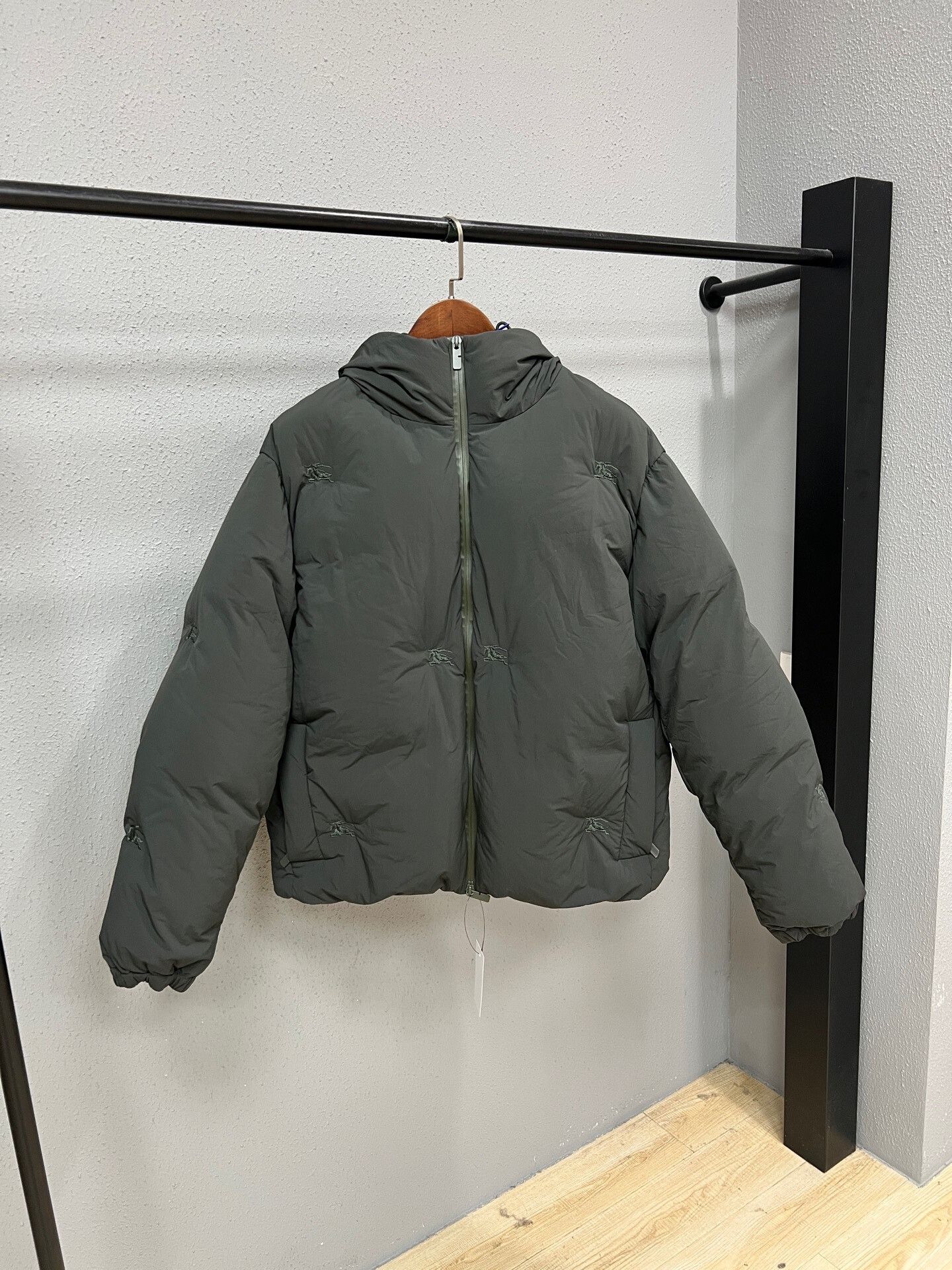Burberry burberry new puffer jacket in gray Size US L / EU 52-54 / 3 - 1 Thumbnail