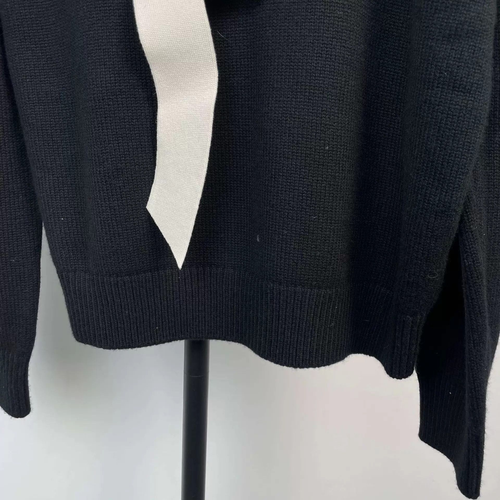 Chanel New 40 Black/White 3D bow long-sleeve knit dress Size M / US 6-8 / IT 42-44 - 9 Thumbnail