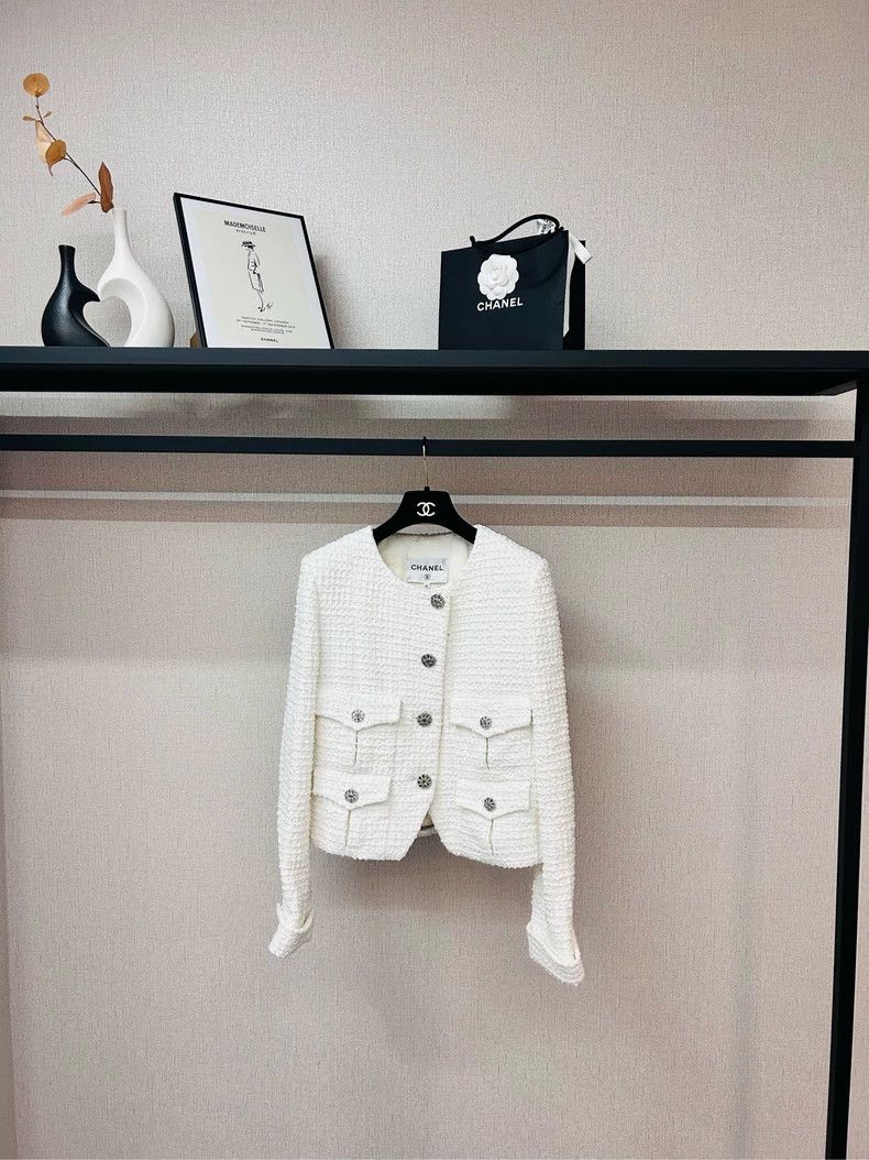Chanel Chanel 22c early spring white moonlight round neck four poc Size S / US 4 / IT 40 - 1 Thumbnail