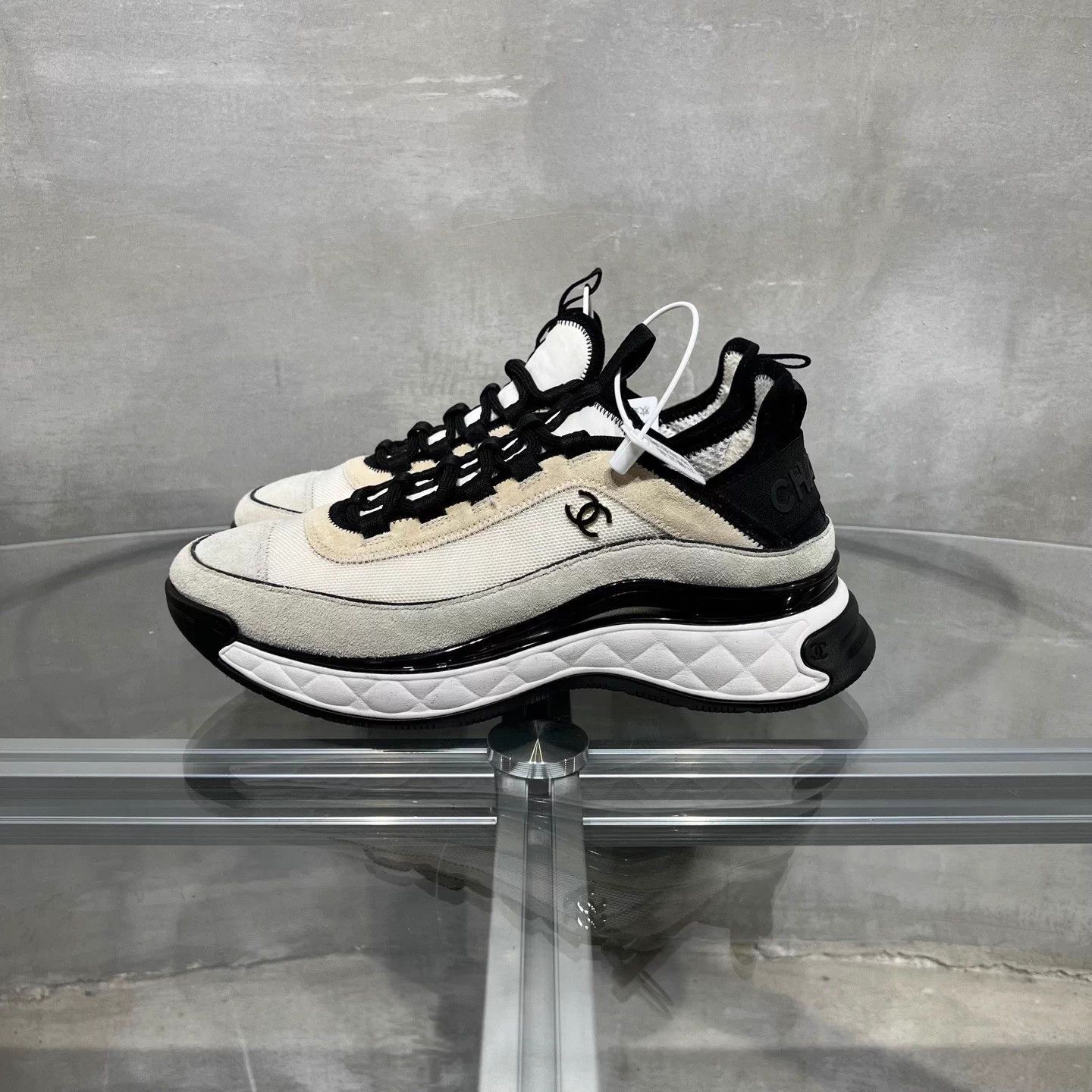 Chanel Chanel Black & White CC Logo Sneakers Gold 40 EU Size US 9 / IT 39 - 3 Thumbnail