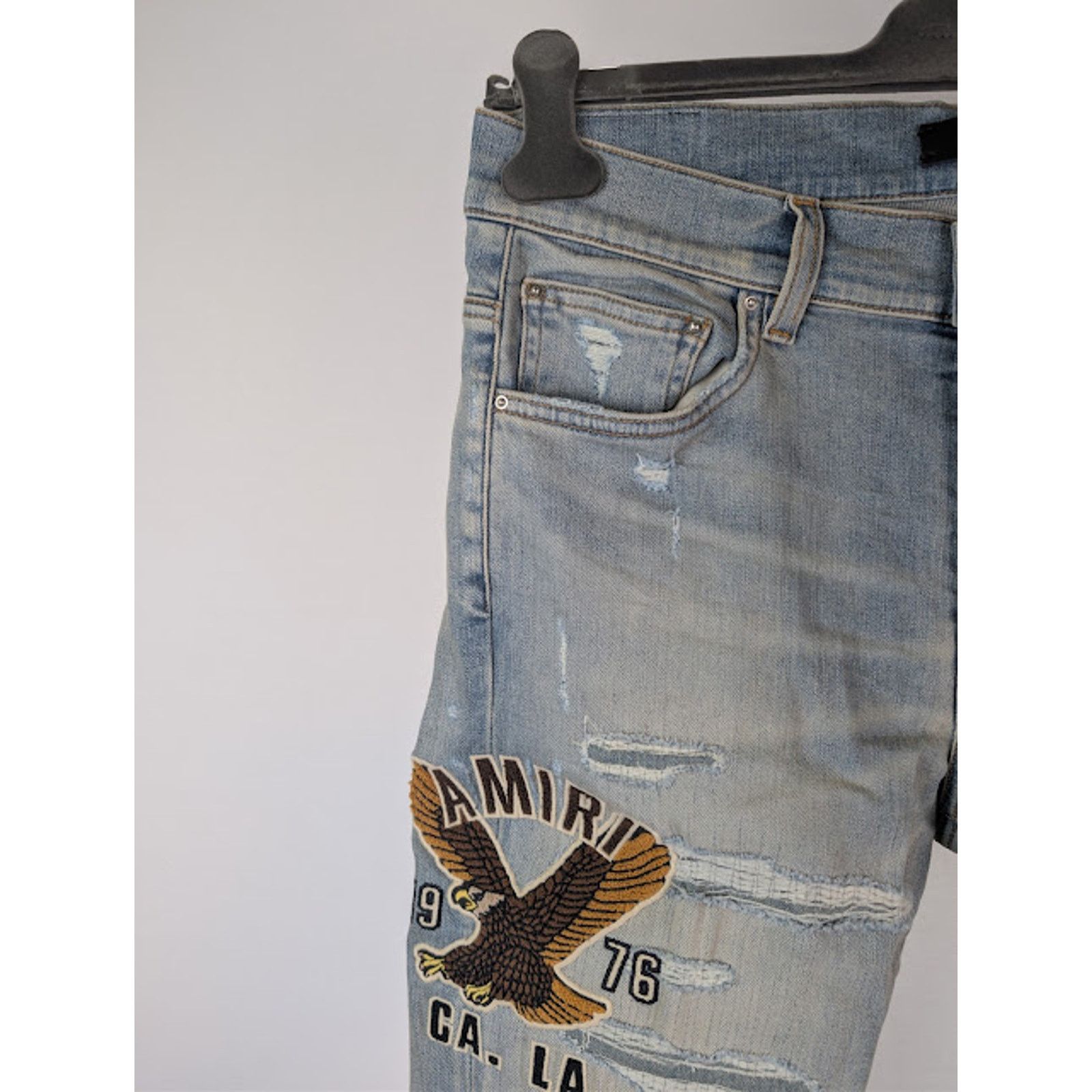 Amiri o1rshd1 Varsity Eagle Logo Skinny Jeans in Antique Indigo 33 Size US 33 - 6 Thumbnail