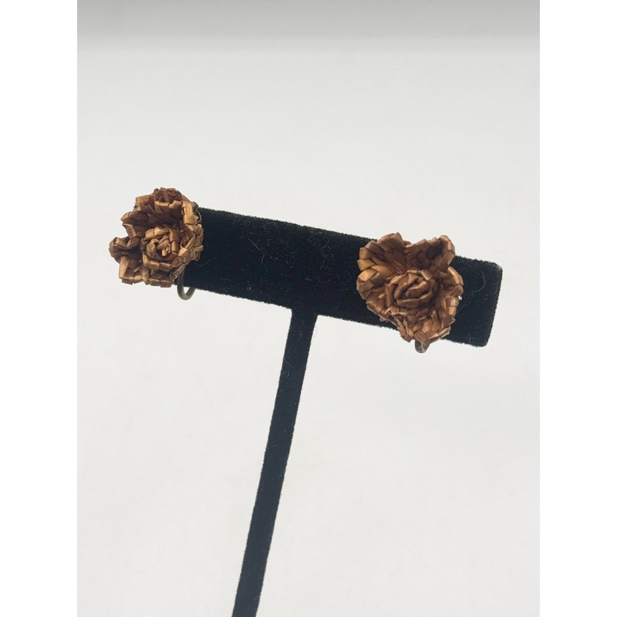 Vintage Vintage woven flower screw back earrings Size ONE SIZE - 4 Thumbnail
