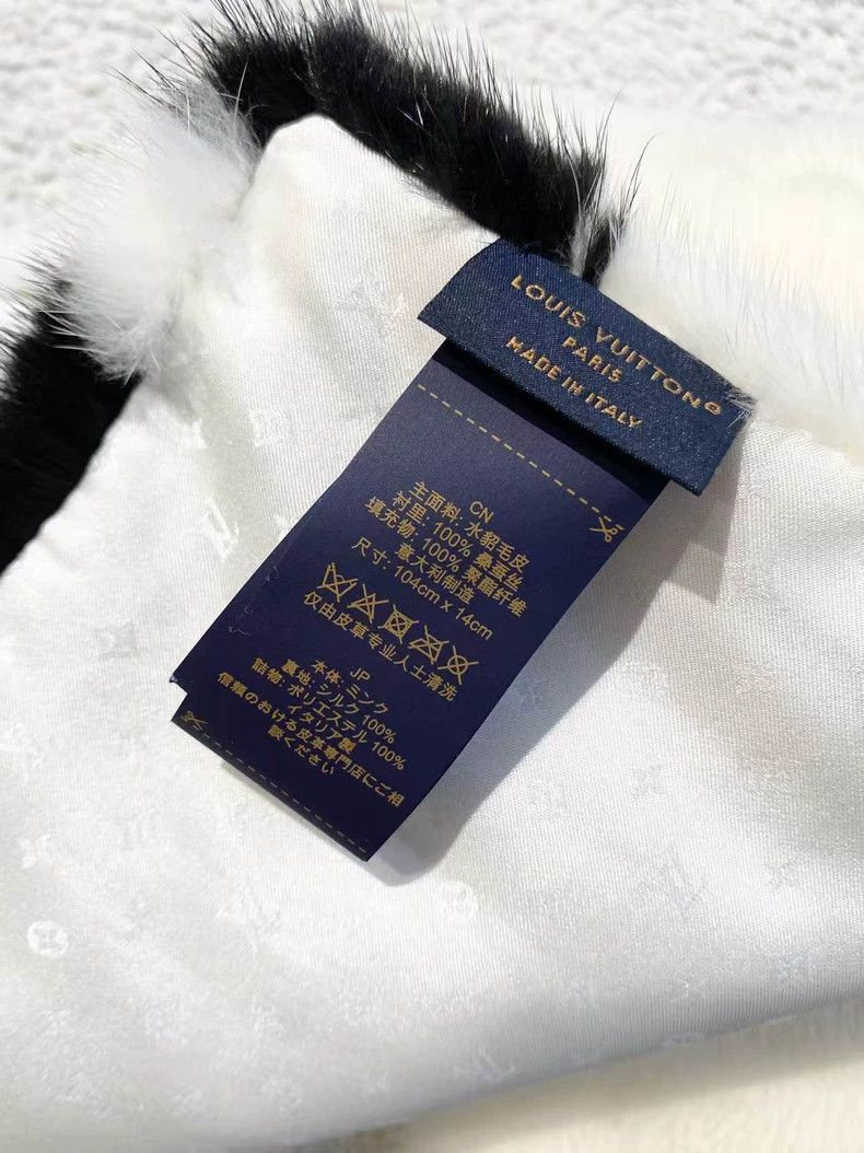 Louis Vuitton Louis Vuitton Black and white mink print scarf Size ONE SIZE - 7 Thumbnail