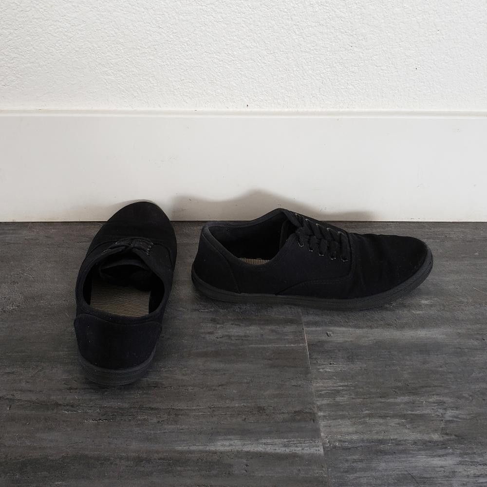 Designer Black Basic Mossimo Laced Up Sneaks Size US 7 / IT 37 - 3 Thumbnail