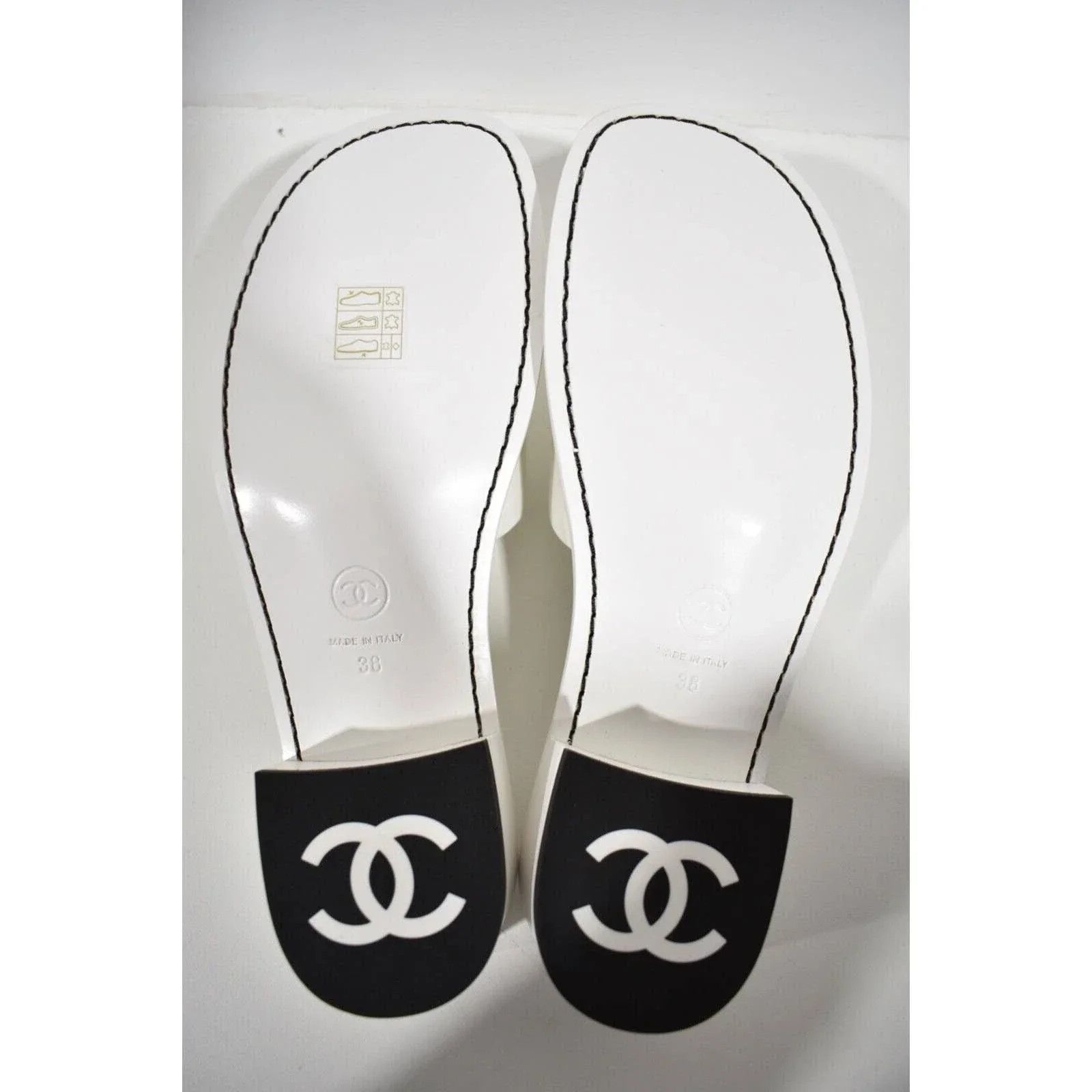 Chanel Chanel 22S White Calfskin Leather CC Logo Mules Slide Size US 10 / IT 40 - 12 Thumbnail