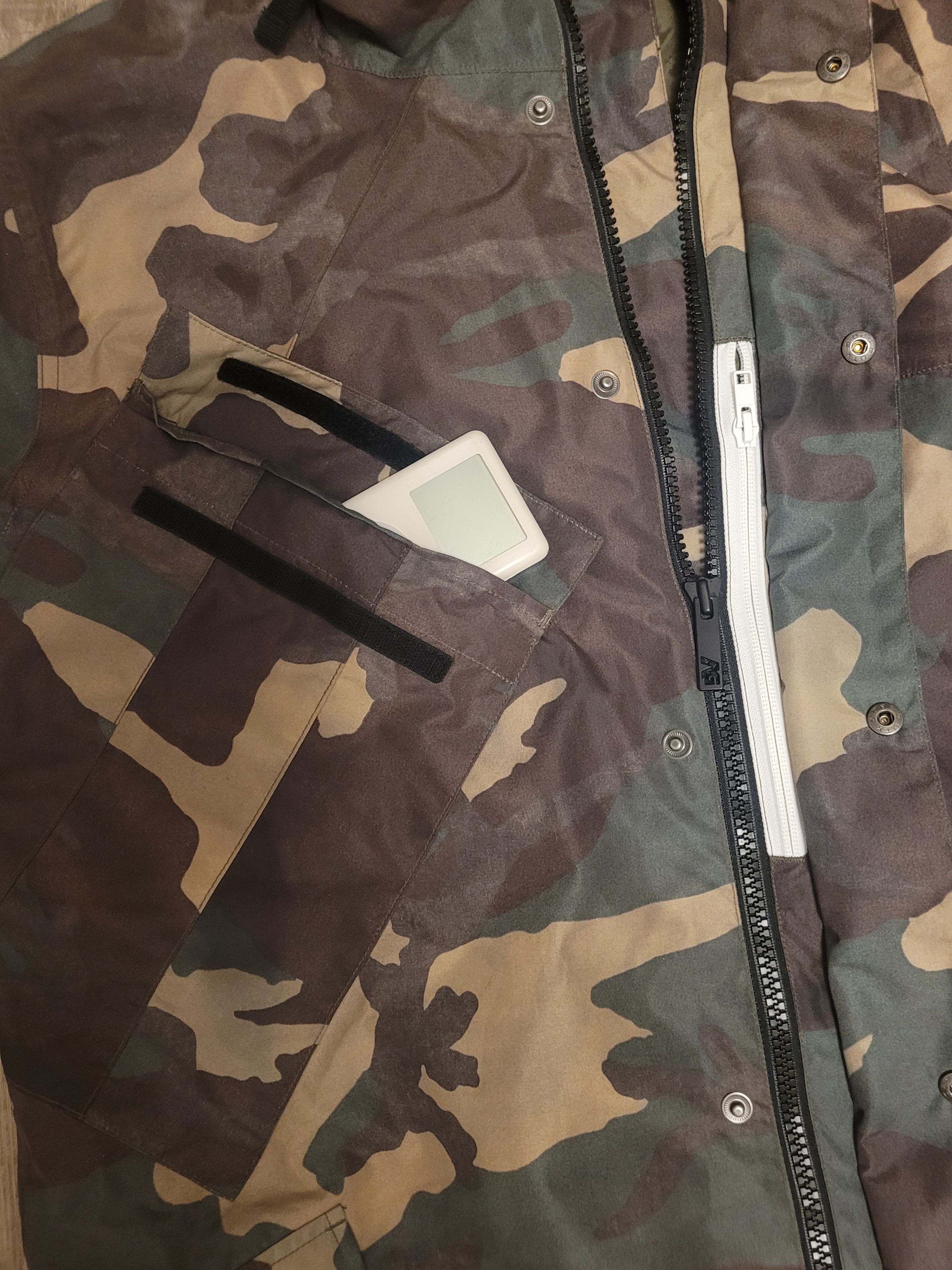 Analog Vintage Burton Analog AG Camo Fishtail Snowboard Parka Size US L / EU 52-54 / 3 - 7 Thumbnail