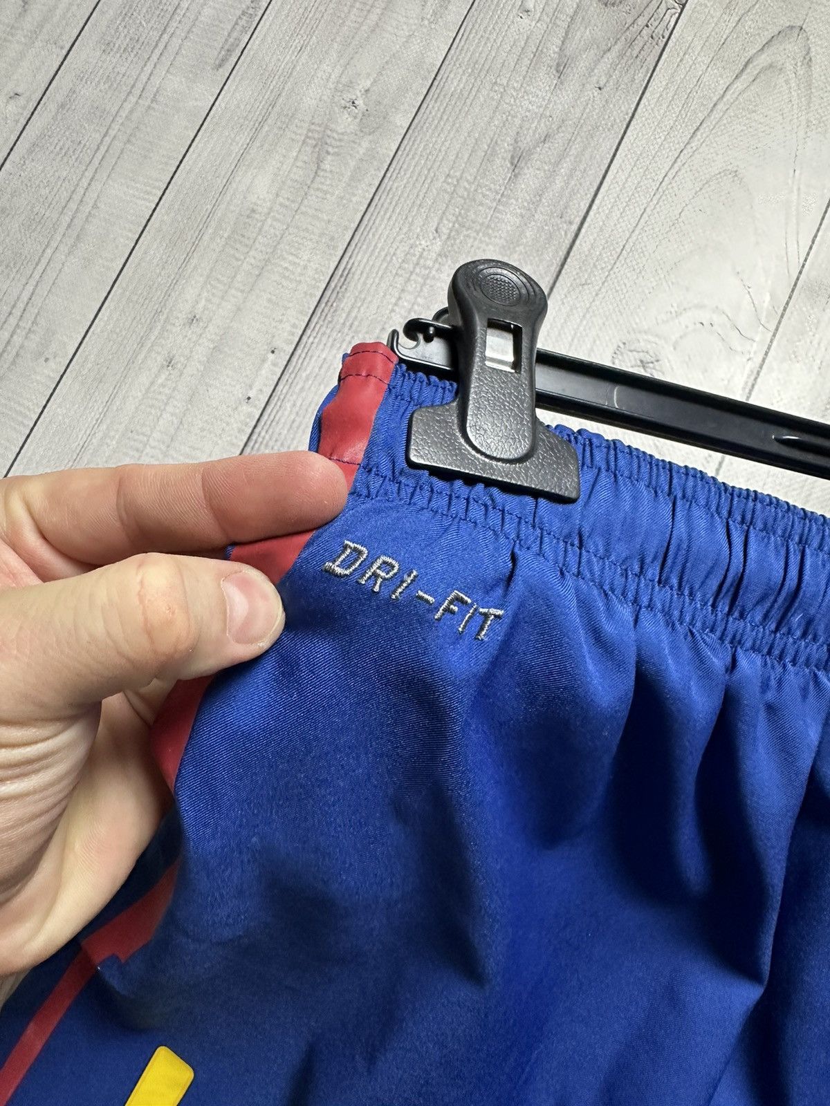 Vintage Vintage Nike Barcelona soccer shorts 10 Messi Size US 36 / EU 52 - 4 Thumbnail