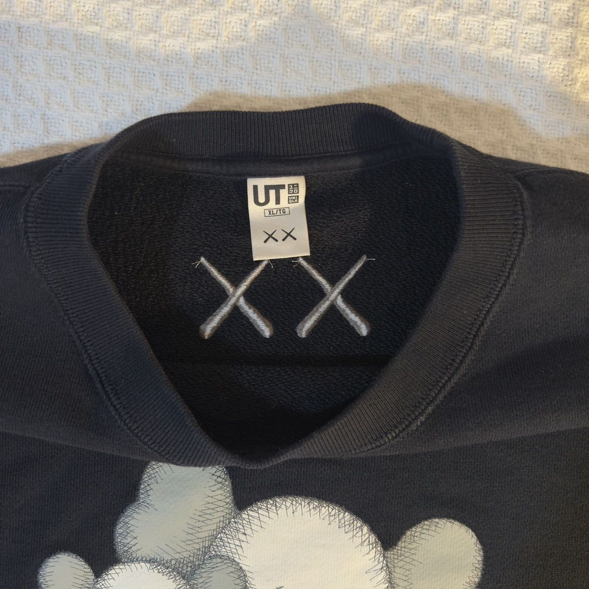 Kaws × Uniqlo Uniqlo UT x KAWS Cropped Crewneck – Black Boxy Fit Size US XL / EU 56 / 4 - 3 Thumbnail