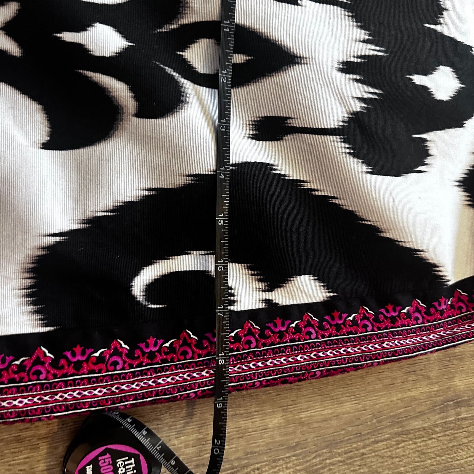 White House Black Market WHITE HOUSE BLACK MARKET Abstract Embroidered Skirt size 10 Size 32" / US 10 / IT 46 - 3 Thumbnail