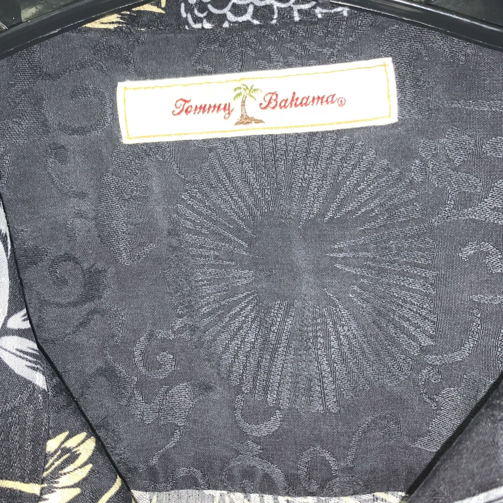 Tommy Bahama TOMMY BAHAMA Shirt Men XL Black Silk Short Sleeve Button-Up Hawaiian Koi Fish Size US XL / EU 56 / 4 - 3 Thumbnail