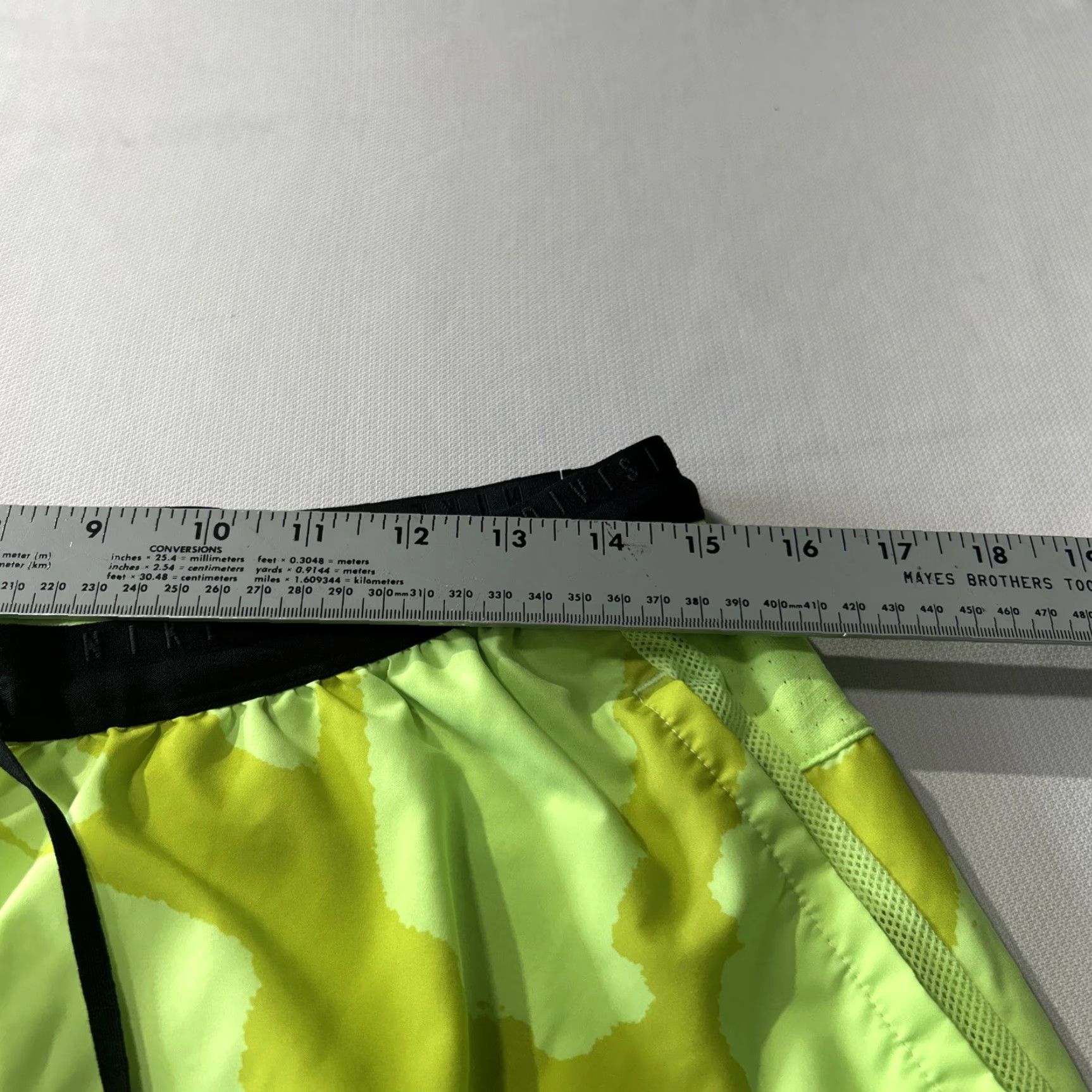 Nike Nike Running Division 2- In 1 Shorts Men L 4.5” Green Yellow, Regular, Athletic, Pockets, Drawstring, Elastic Waist, Polyester, Men, Sports Nike Size US 33 - 6 Thumbnail