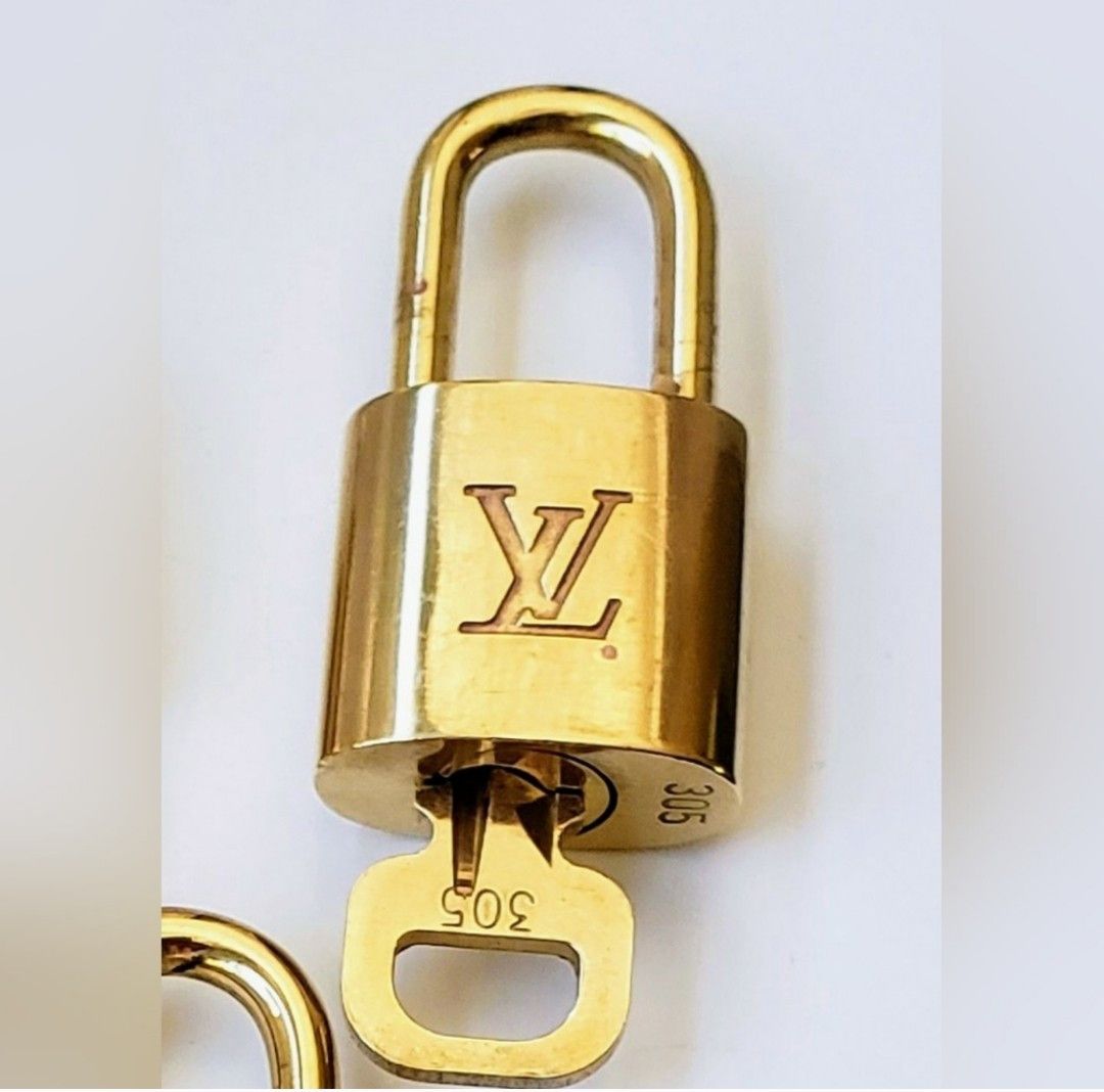 Louis Vuitton Vintage Louis Vuitton padlock, #305 (made before '09) Size ONE SIZE - 10 Thumbnail