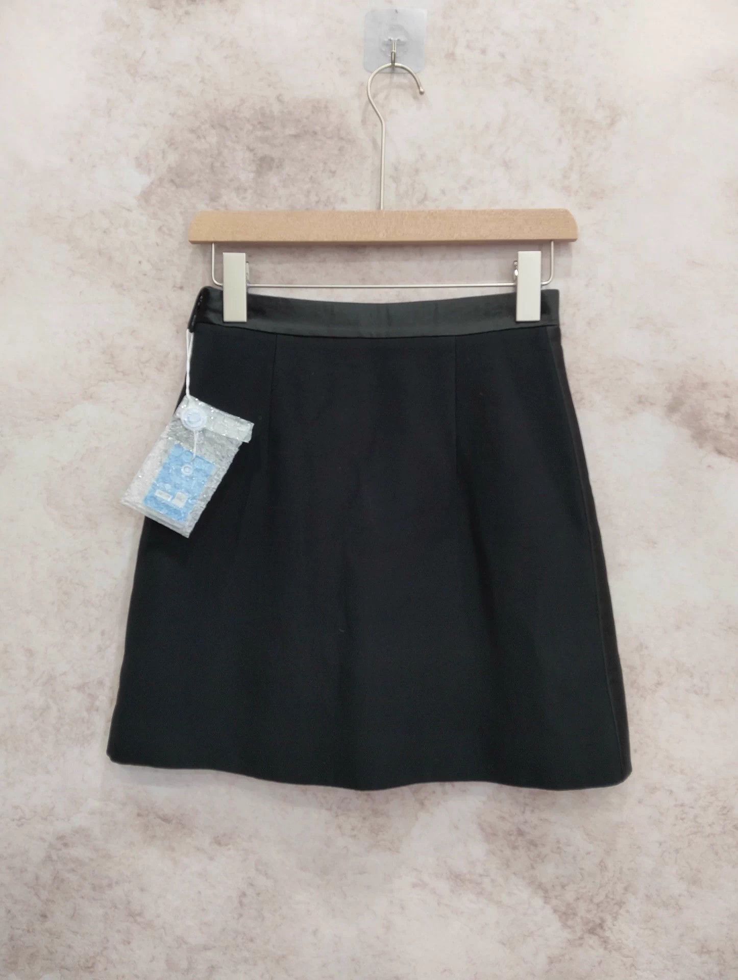 Miu Miu MIU MIU Black Bow Crystal Buckle Skirt 38 Size 26" / US 2 / IT 38 - 2 Thumbnail