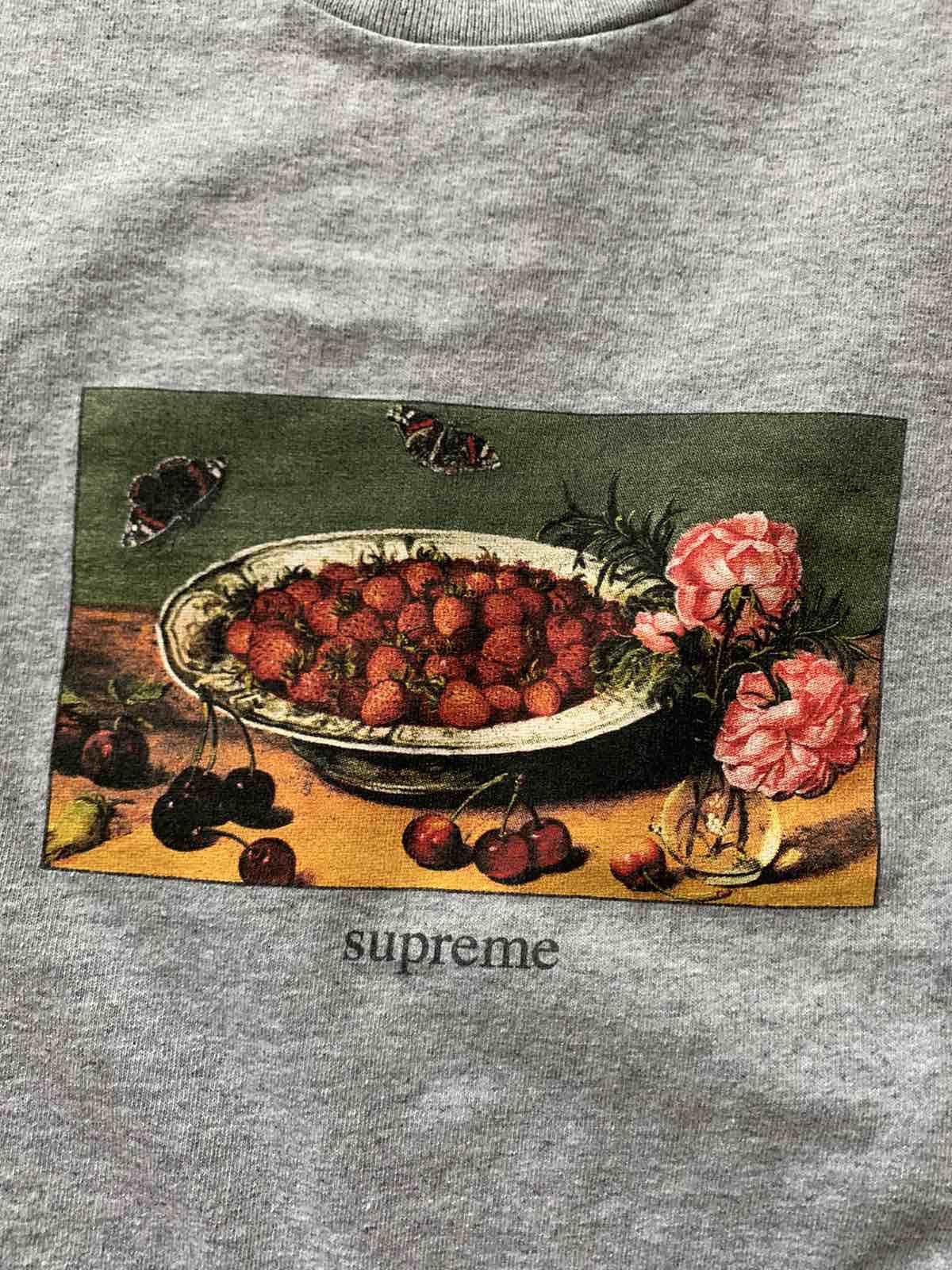 Supreme 🔥 Supreme Strawberries Logo T-Shirt Size US S / EU 44-46 / 1 - 3 Thumbnail