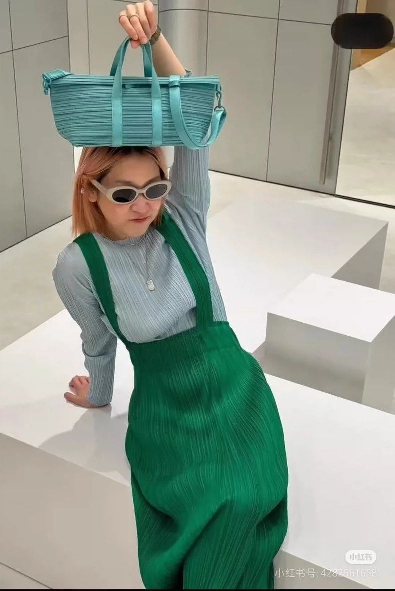 Issey Miyake Issey Miyake size:3 Green pleated dress Size S / US 4 / IT 40 - 1 Thumbnail