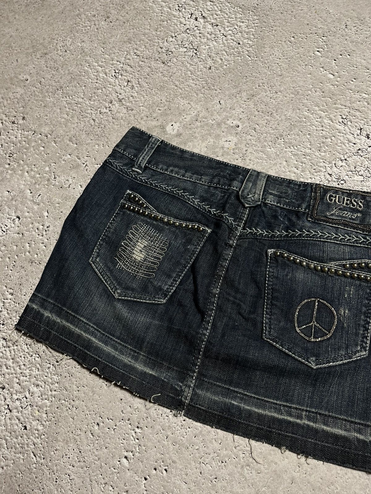 Guess × Vintage Y2K Guess Jeans Peace Patch Mini Denim Skirt Size M Size 30" / US 8 / IT 44 - 6 Thumbnail