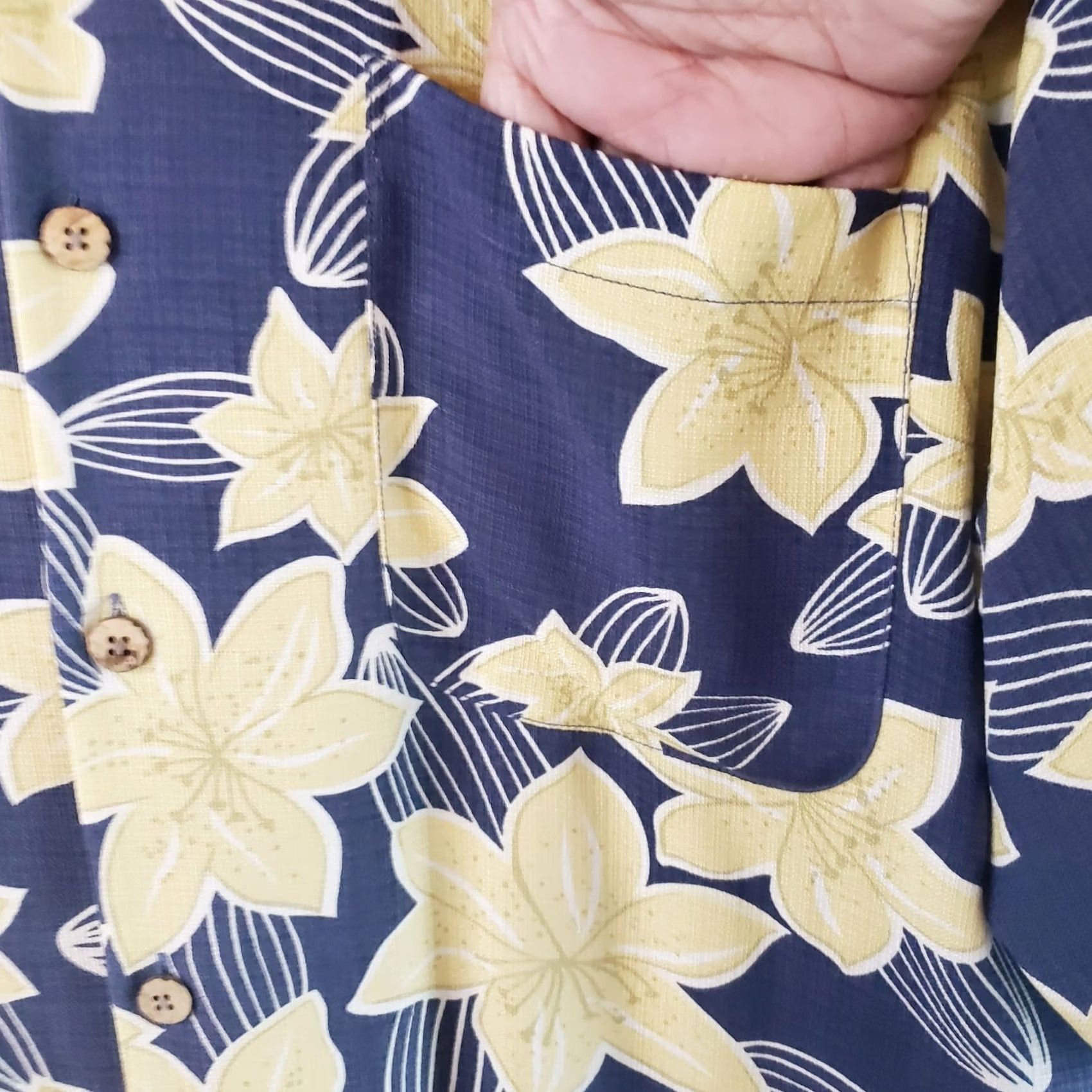 Tommy Bahama VINTAGE Tommy Bahama Shirt Men L Navy Blue Yellow Floral Silk Relaxed Button Up S. S. Size US L / EU 52-54 / 3 - 5 Thumbnail