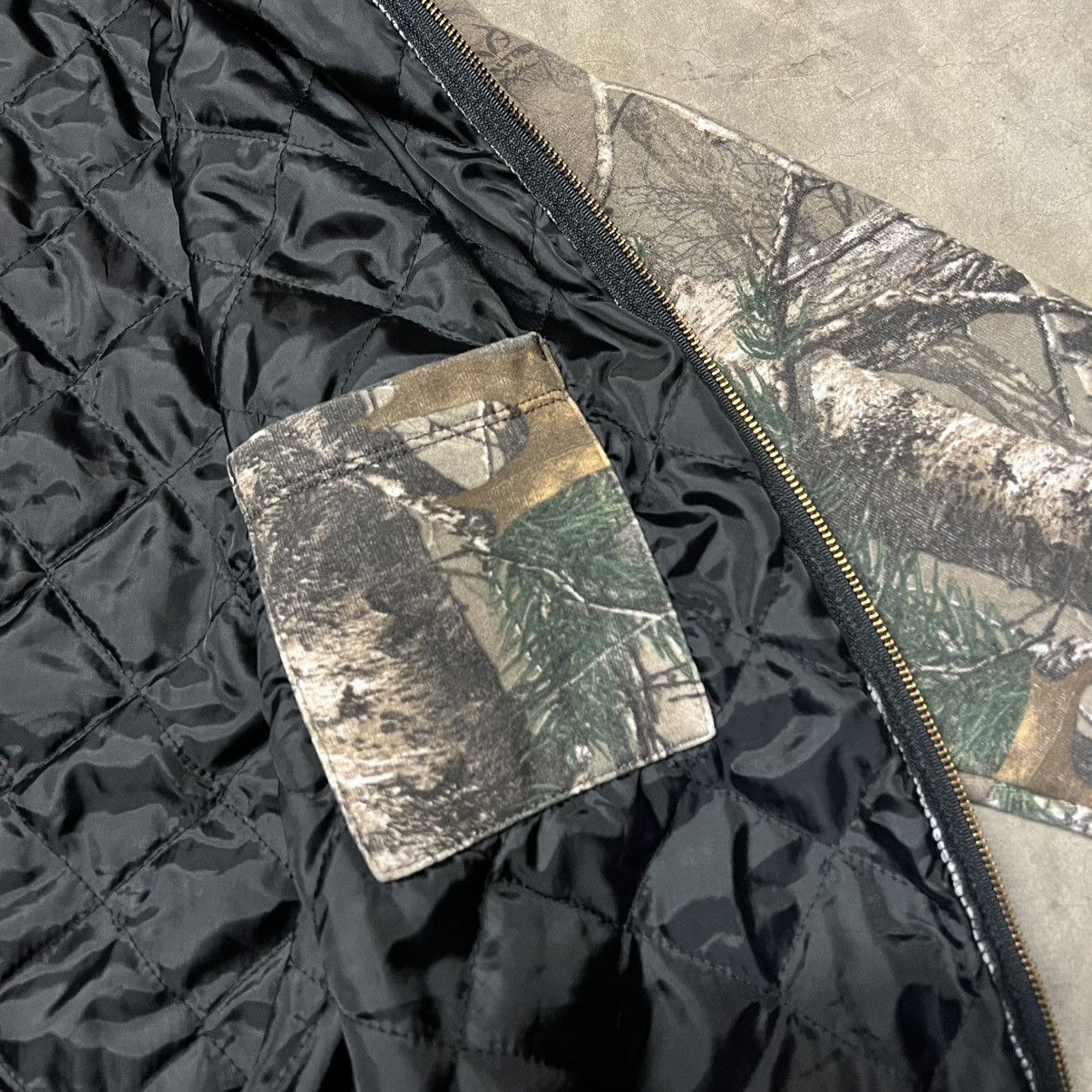 Carhartt × Carhartt Wip × Vintage Vintage Carhartt Real-Tree Camouflage Hooded Jacket Size US M / EU 48-50 / 2 - 6 Thumbnail