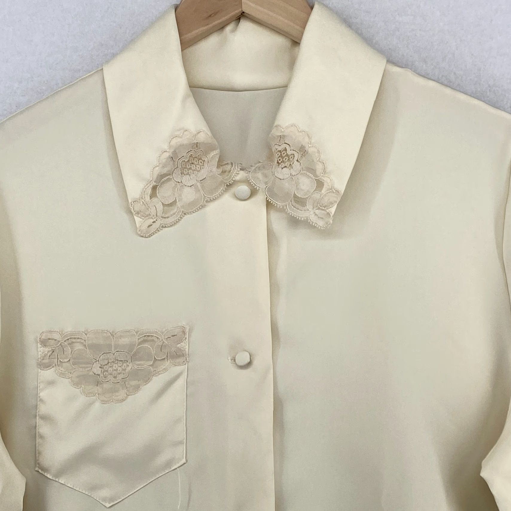 VINTAGE GOSSARD ARTEMIS Nightgown M Lace Trim Button Up Long Sleeve Ivory USA Gown Womens