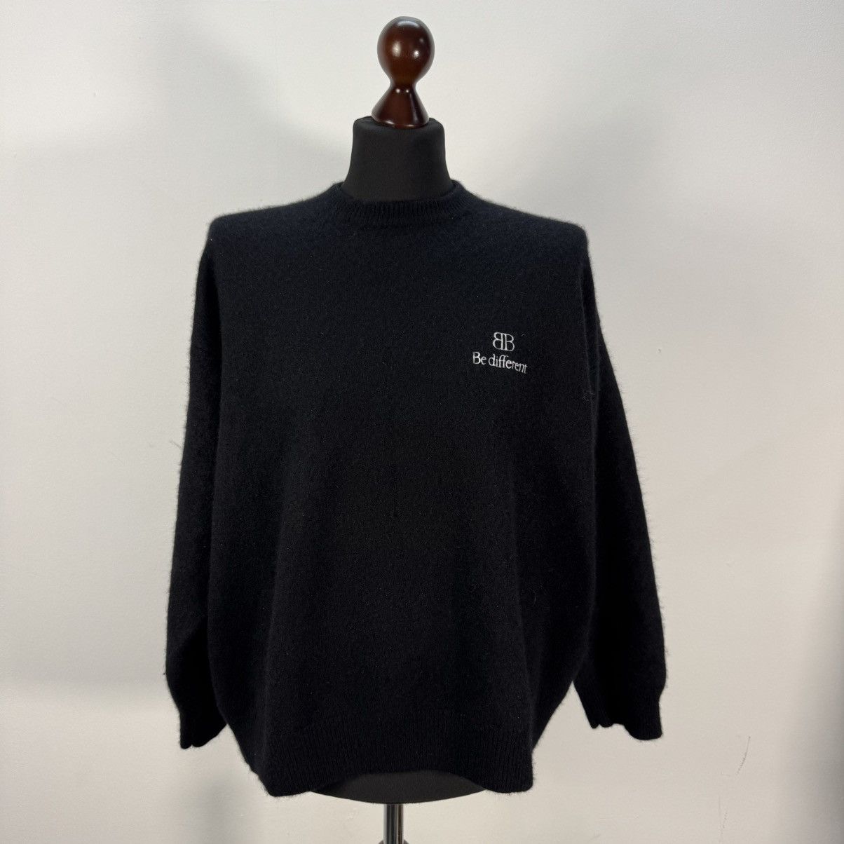 Balenciaga authentic BALENCIAGA “ Be different “ cashmere sweater black Size US XL / EU 56 / 4 - 1 Thumbnail
