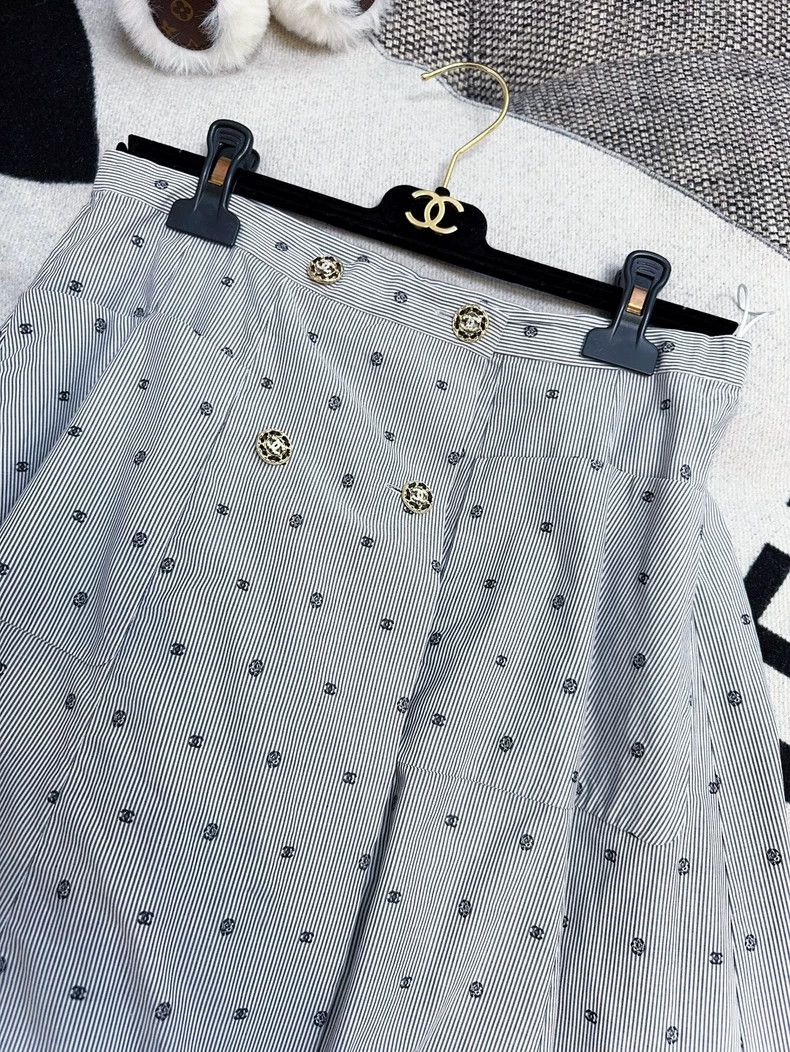 Chanel Chanel 24p gray thin striped diamond buckle full logo skir Size 25" / US 0 / IT 36 - 3 Thumbnail