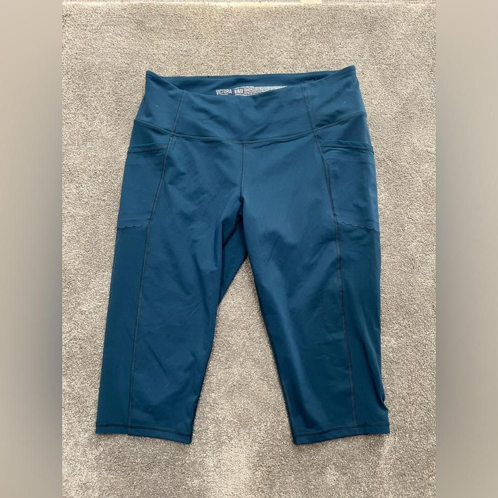 Designer Victoria sport active wear cropped leggings Size 40" / US 18 - 1 Thumbnail