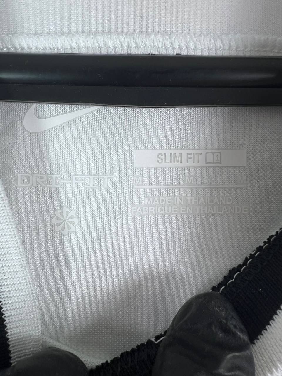 Nike NWT Eintracht Frankfurt 2022-23 Home Shirt Womens Nike SizeM Size M / US 6-8 / IT 42-44 - 3 Thumbnail