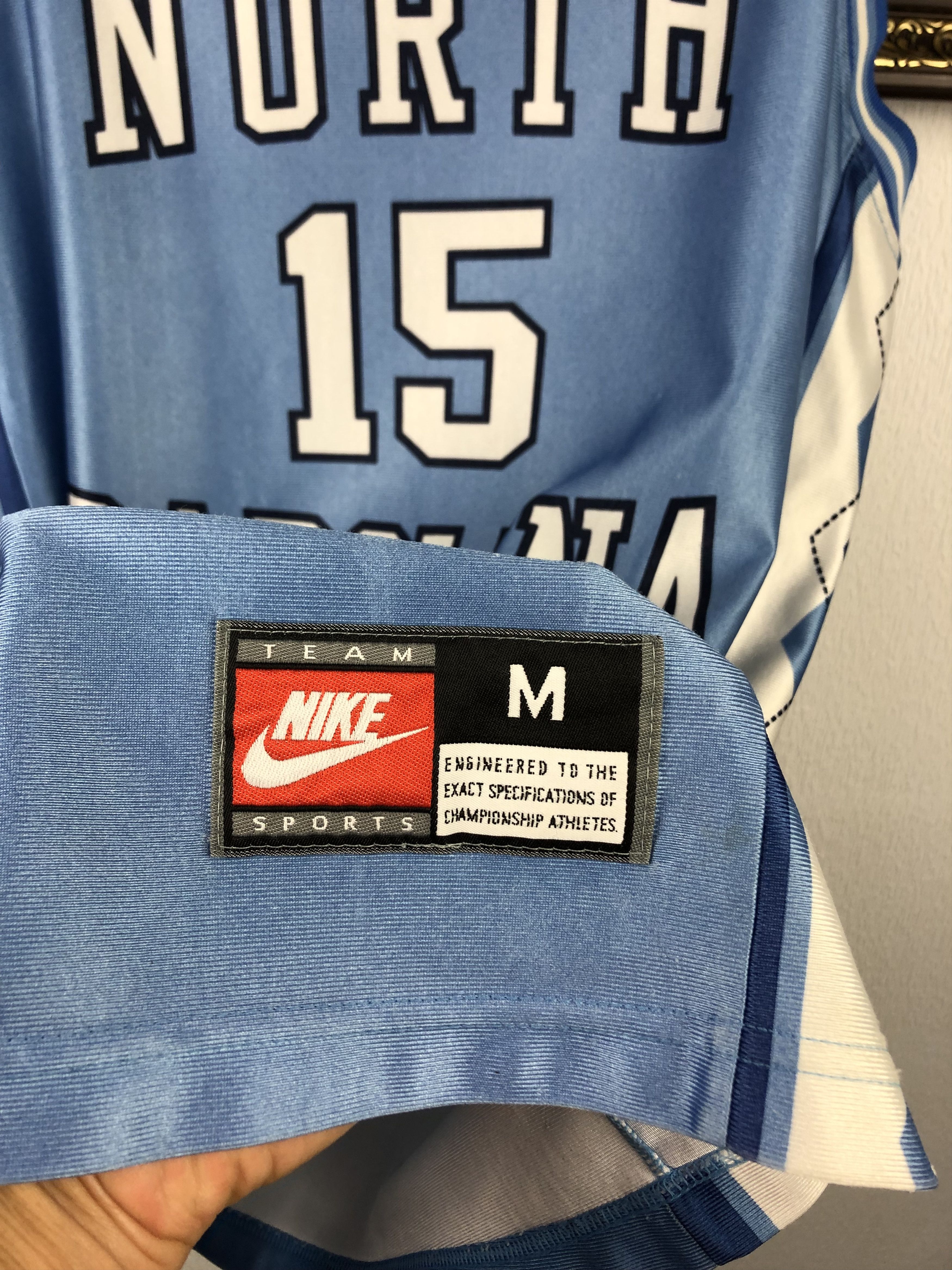 NBA Vintage 90's Nike North Carolina #15 Basketball Jersey NCAA Size US M / EU 48-50 / 2 - 6 Thumbnail