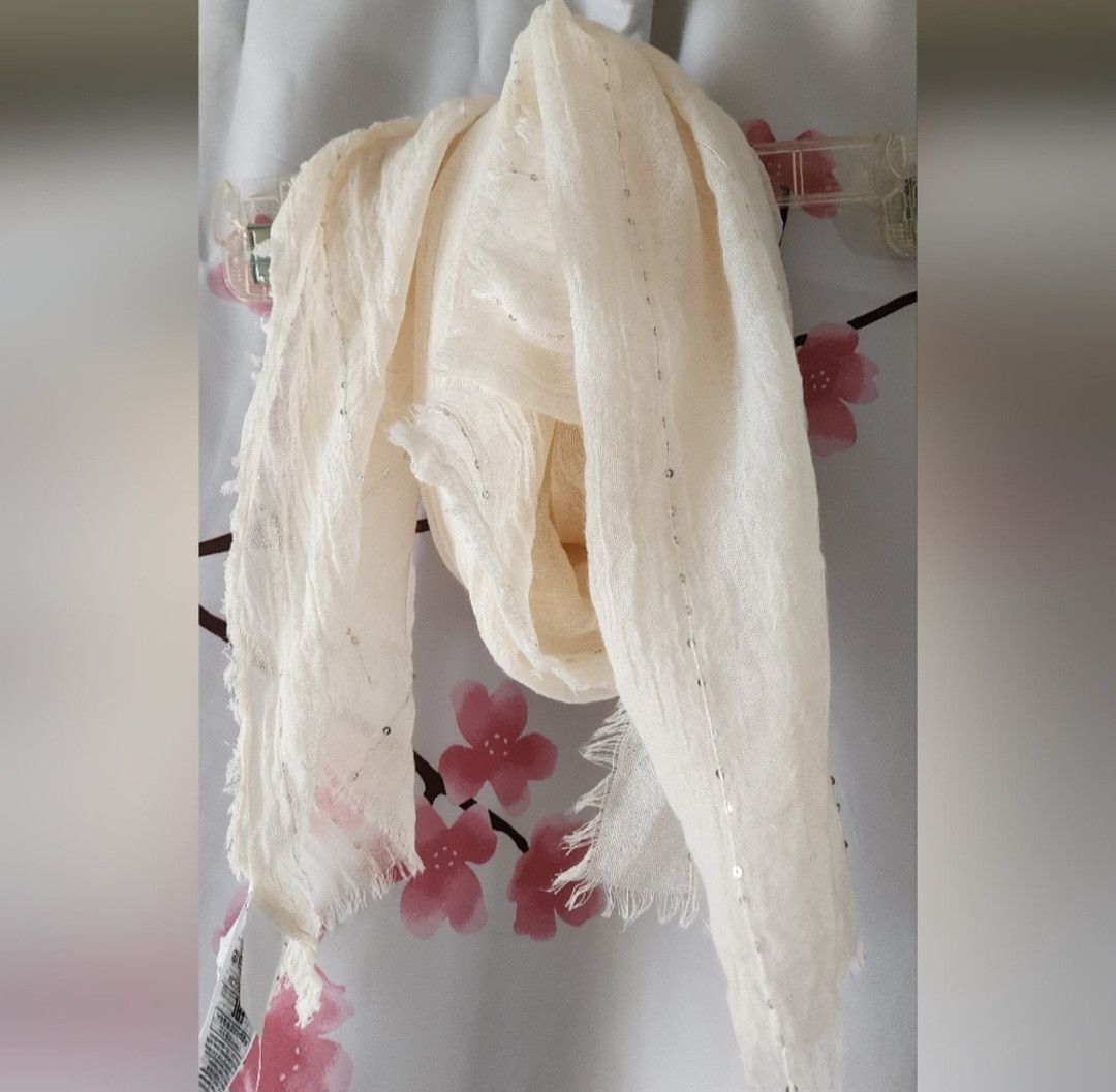 Gap NWT GAP Women's Off White Cream Silver Sequin Scarf 37X40" Size ONE SIZE - 1 Thumbnail