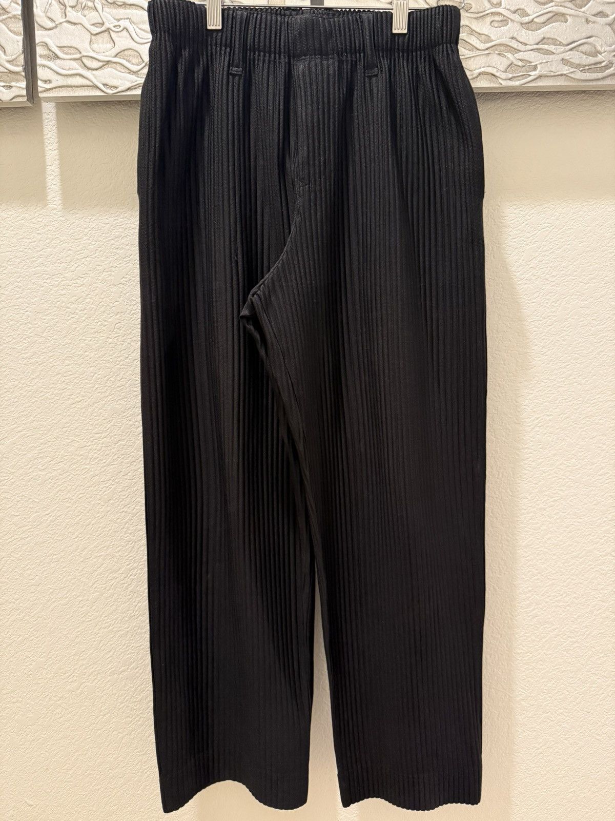 新品 HOMME PLISSÉ ISSEY MIYAKE JF150 1/S Tailored Straight Pleated Trousers in Grey – SVRN