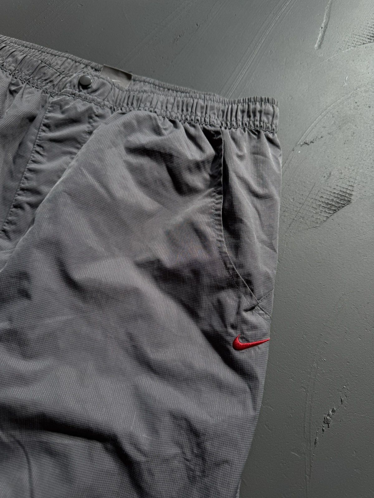 Vintage NIKE VINTAGE BASIC LOGO OVERSIZE BAGGY PANTS Size US 34 / EU 50 - 4 Thumbnail