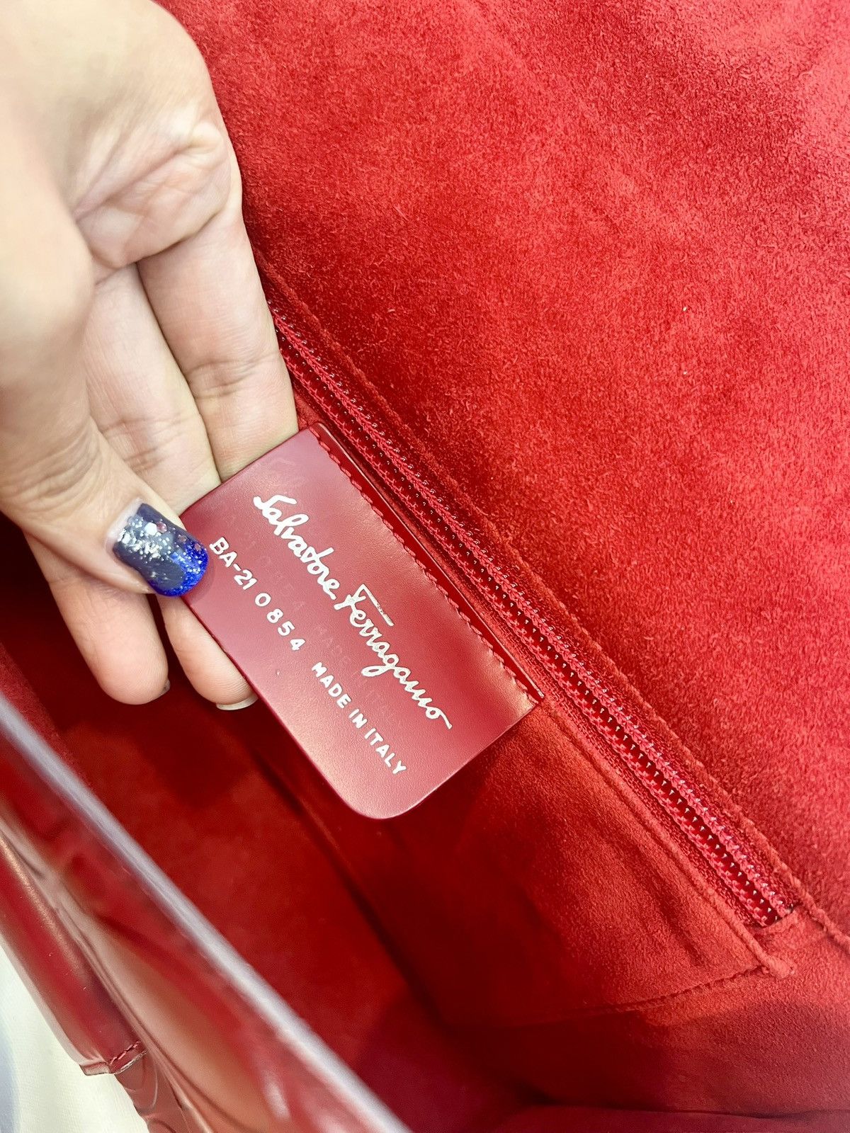 Salvatore Ferragamo Ferragamo Red Gancini Embossed Leather Shoulder Bag Size ONE SIZE - 15 Thumbnail